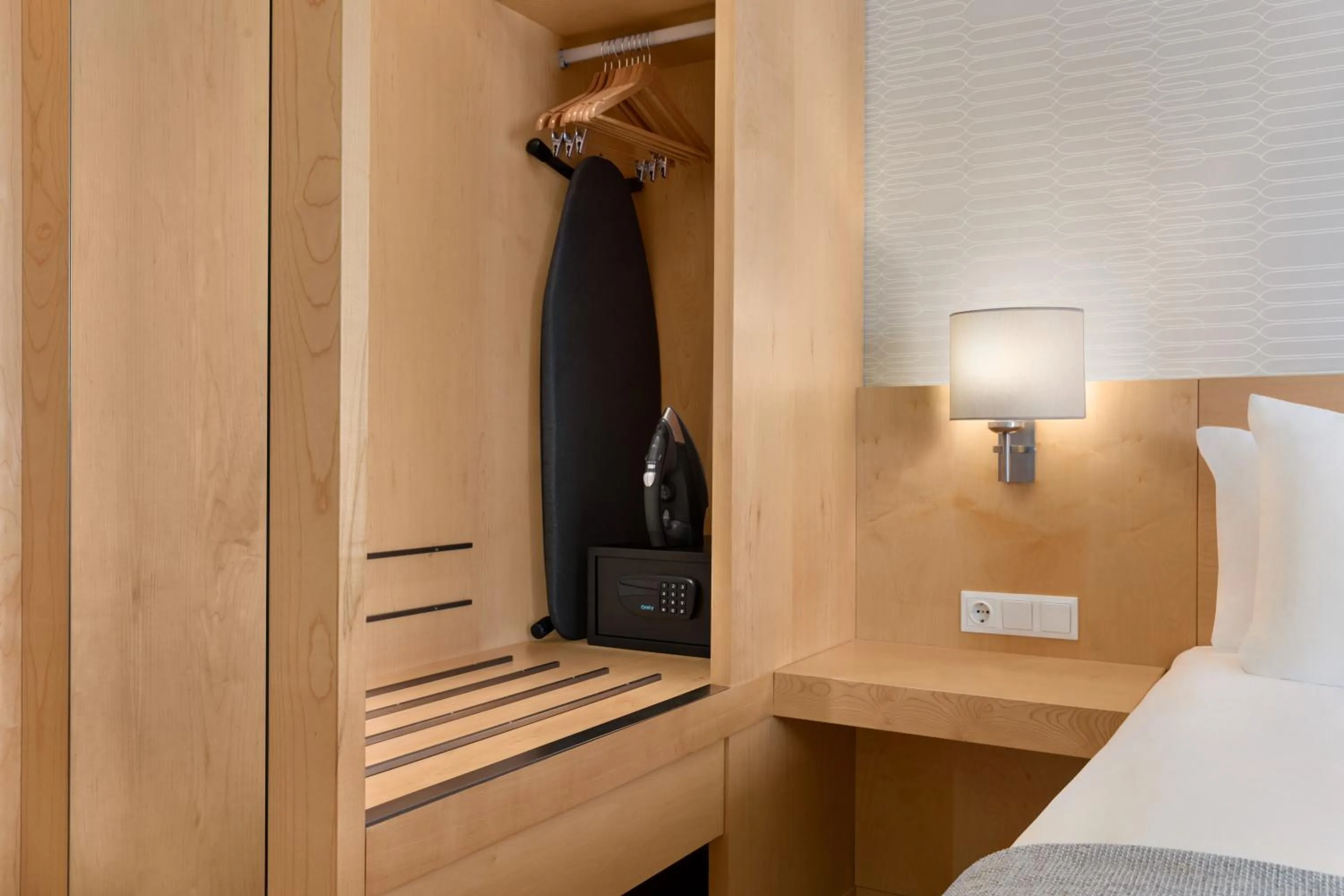 Coffee/tea facilities, Bed in Ramada by Wyndham Madrid Getafe