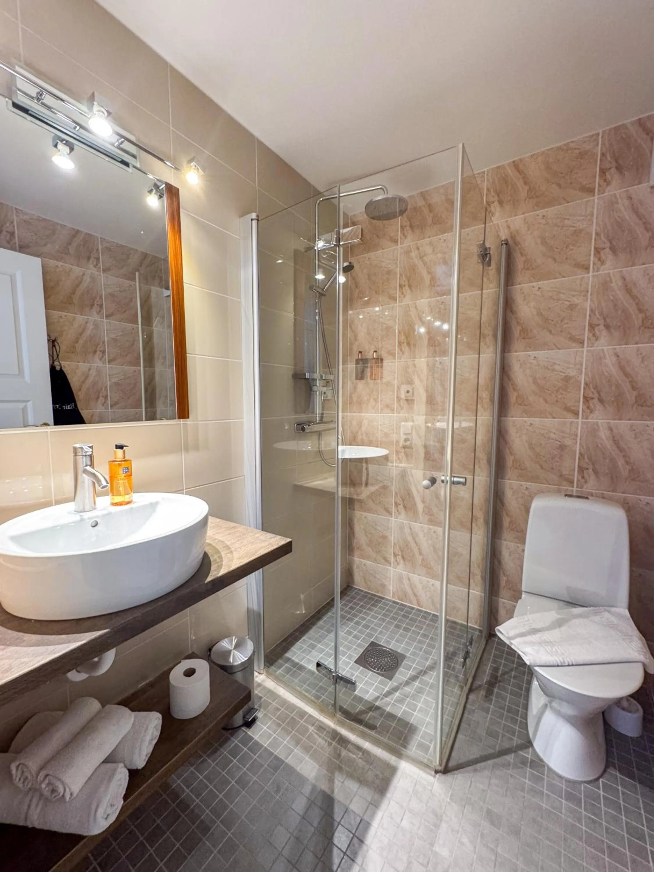 Vänerport Lakefront Hotell