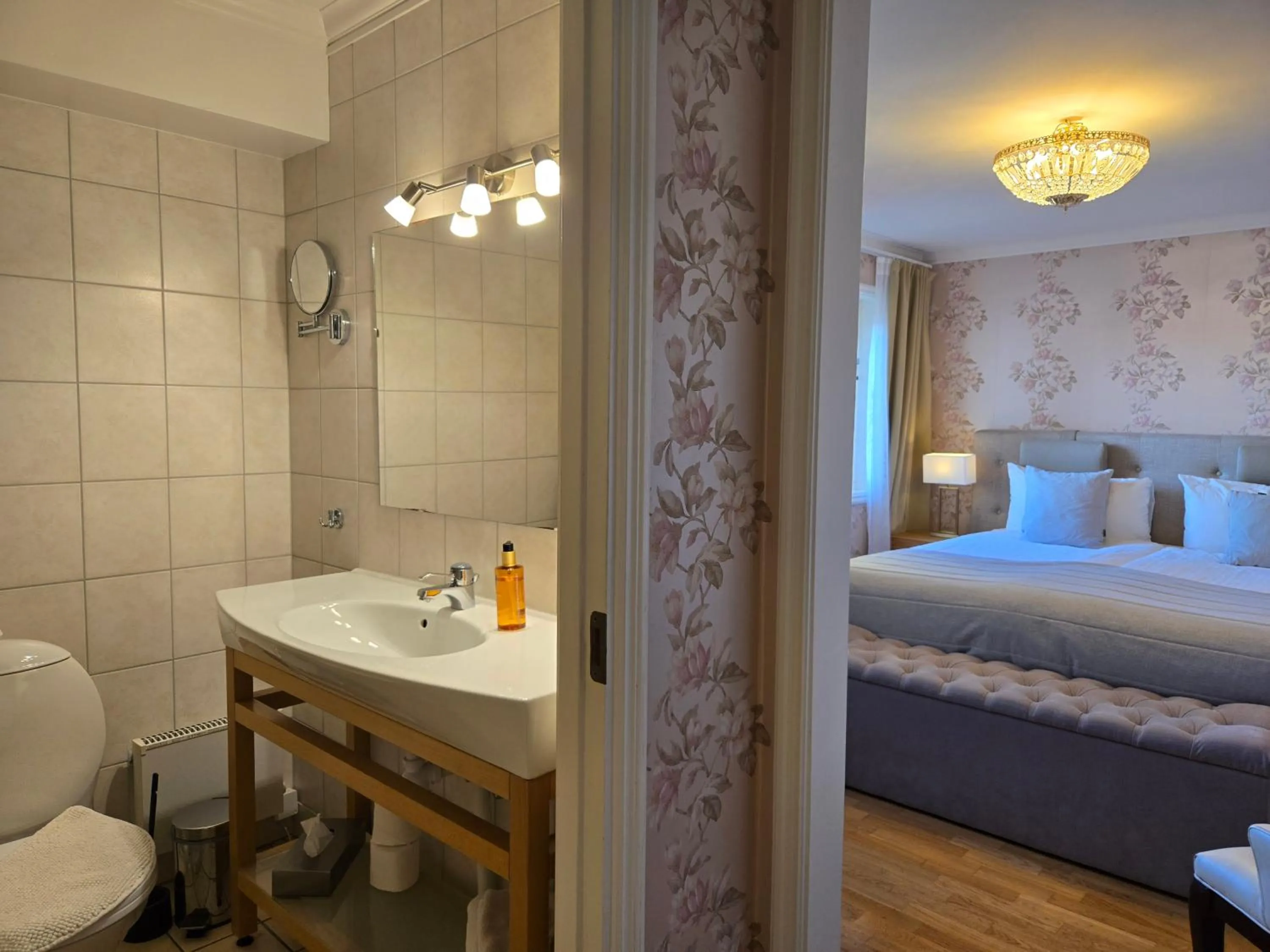 Bathroom, Bed in Vänerport Lakefront Hotell