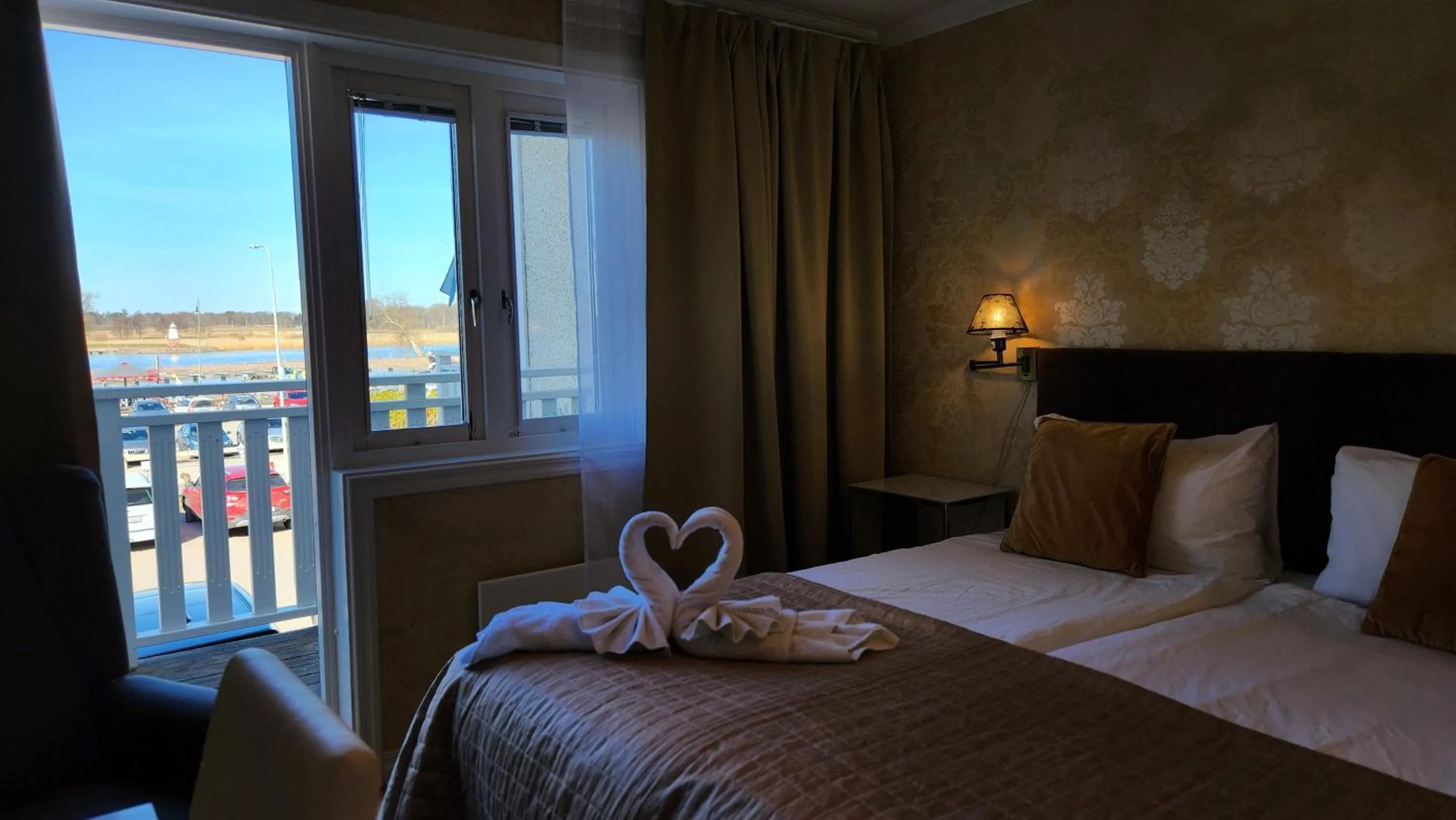 Lake view, Bed in Vänerport Lakefront Hotell