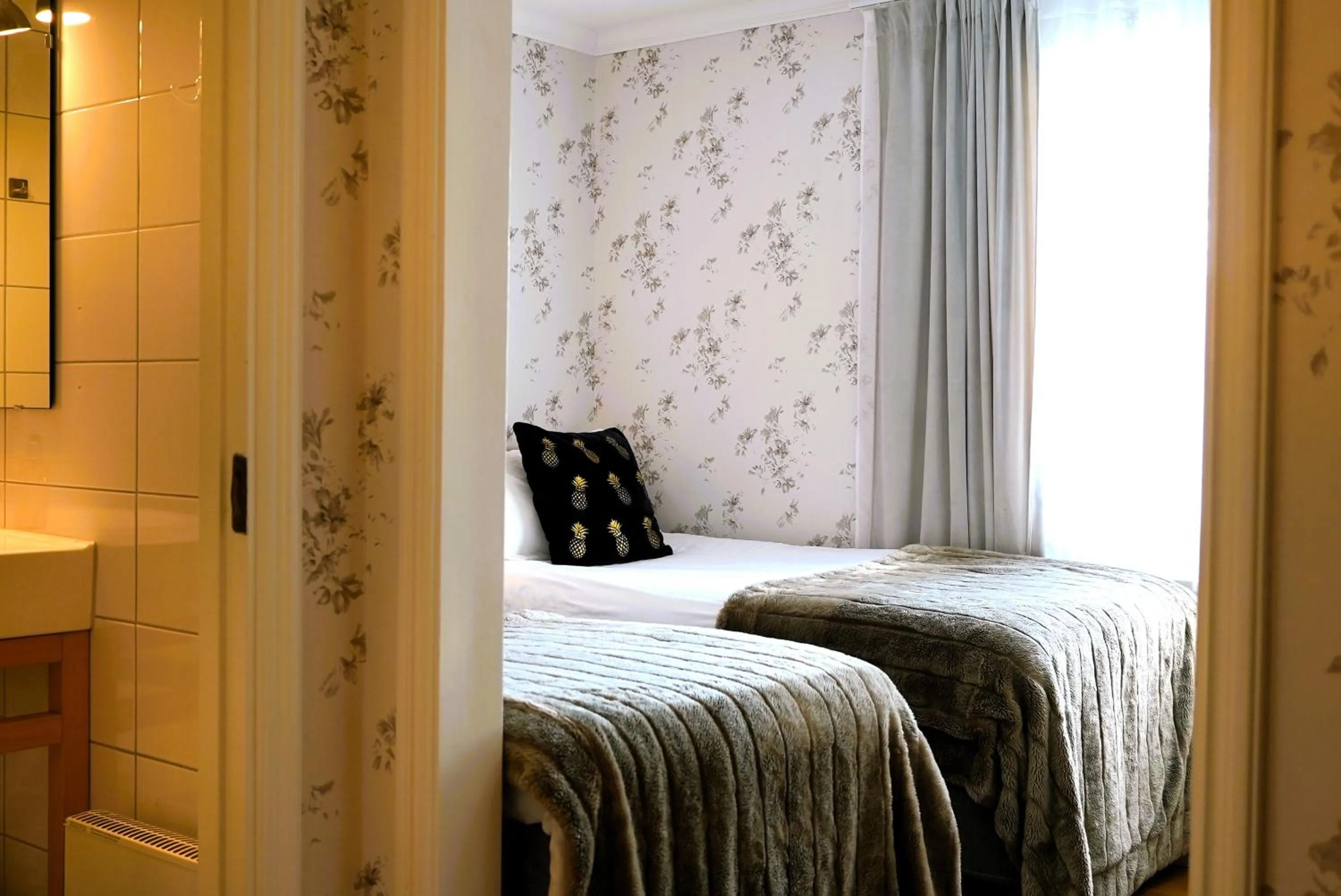 Shower, Bed in Vänerport Lakefront Hotell