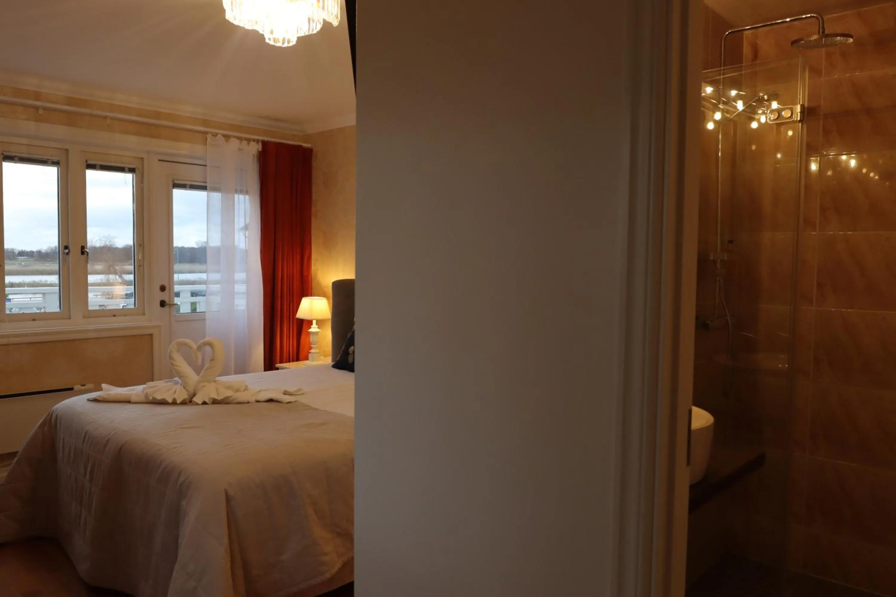 Shower, Bed in Vänerport Lakefront Hotell