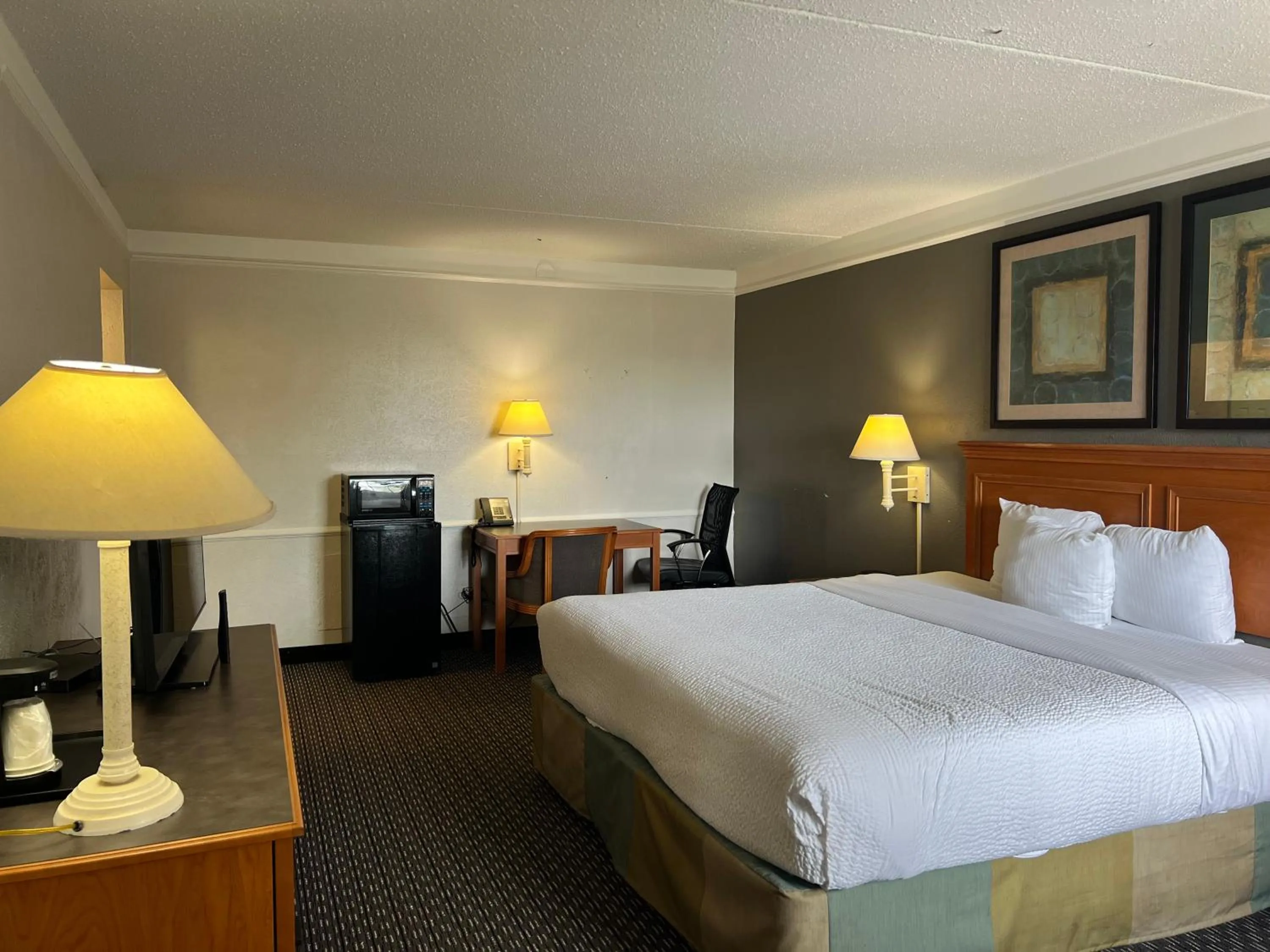 Bedroom, Bed in La Quinta Inn by Wyndham College Station