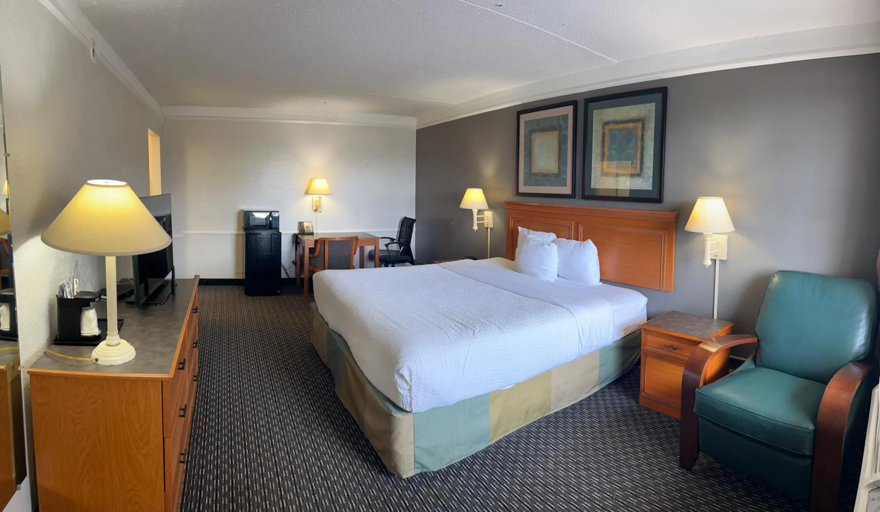 Bedroom, Bed in La Quinta Inn by Wyndham College Station