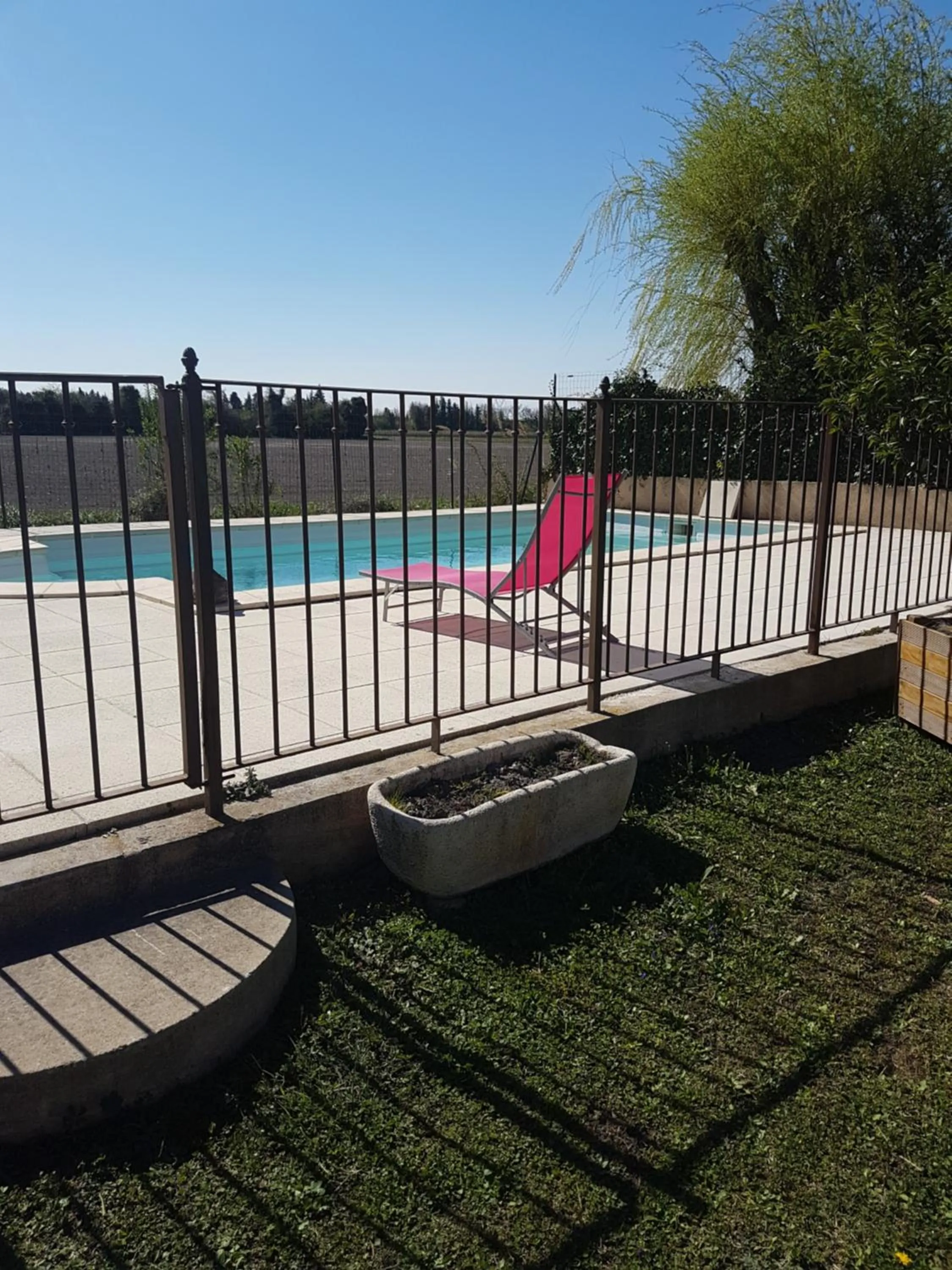 Swimming pool in fleur de garance