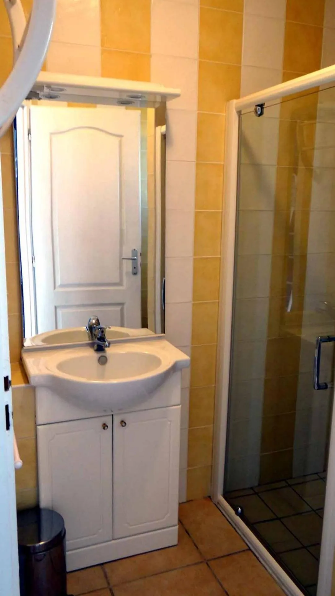 Bathroom in Alaguyauder la chambre