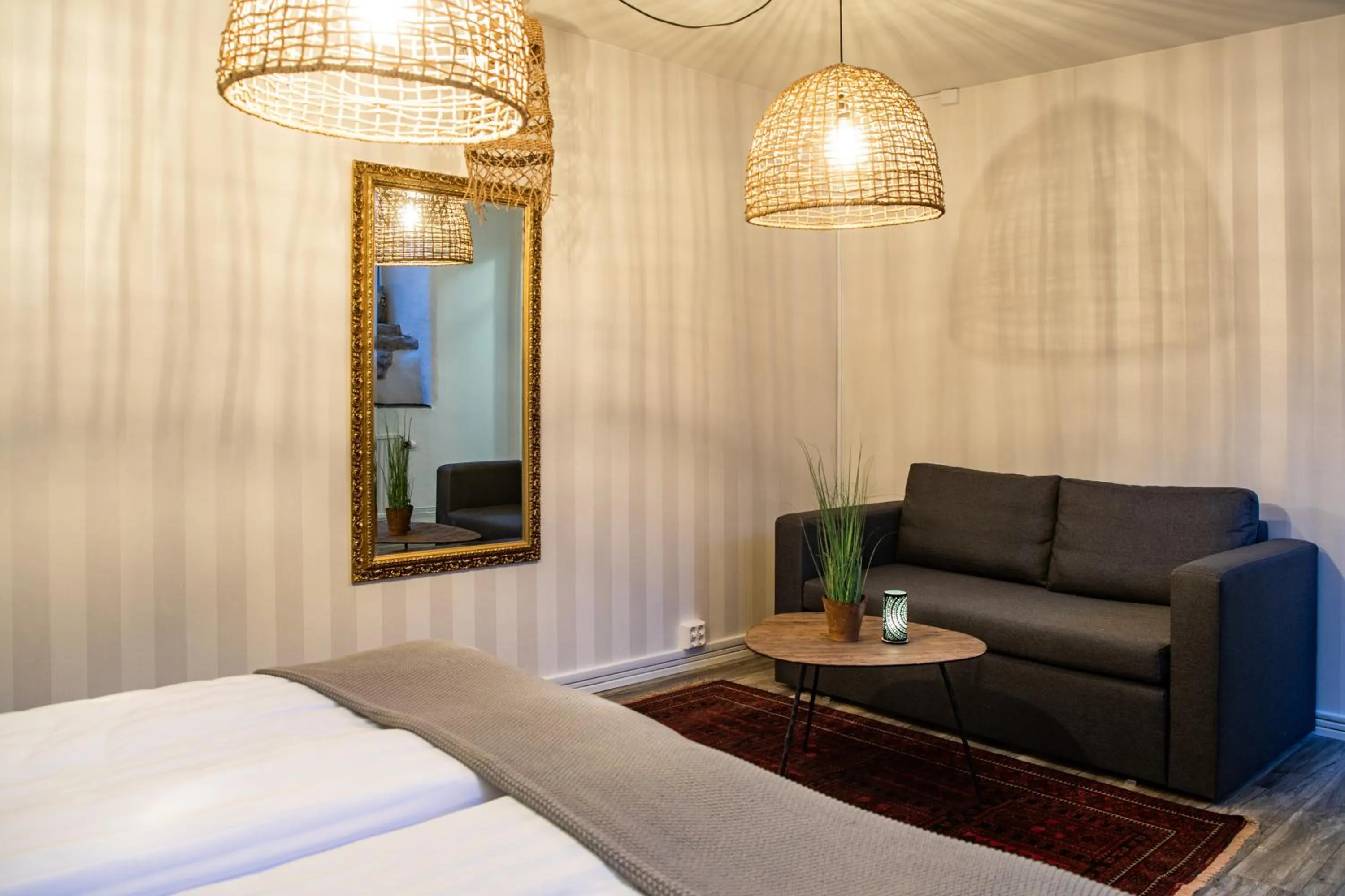 Seating area, Bed in Hotell Lindgården