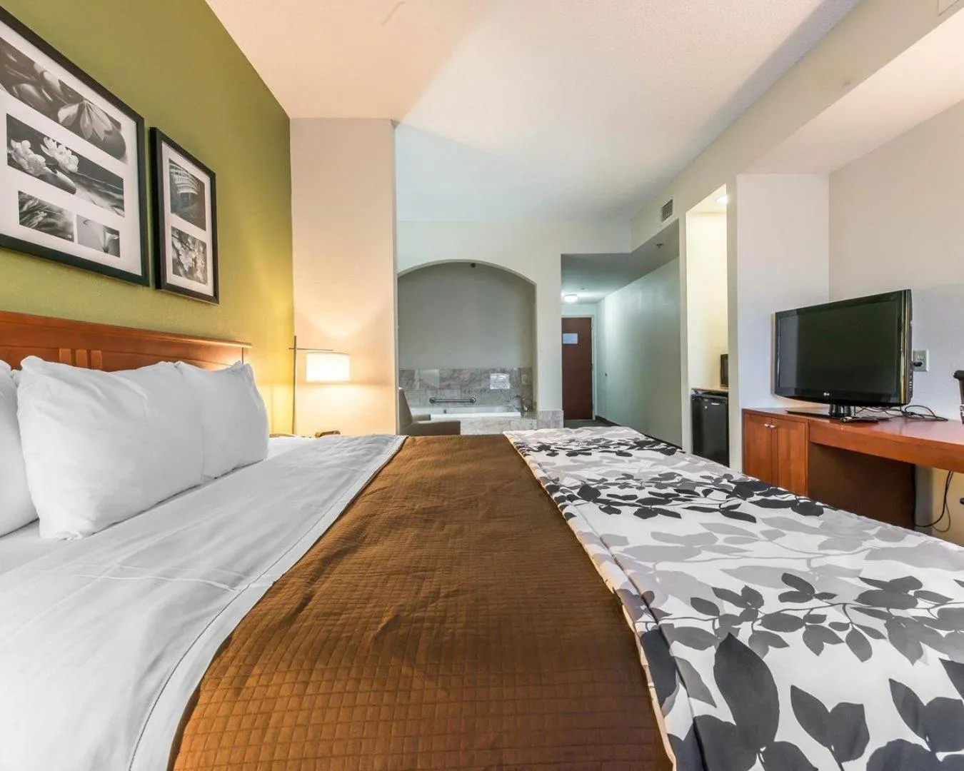 Bedroom, Bed in Sleep Inn & Suites Winchester near University