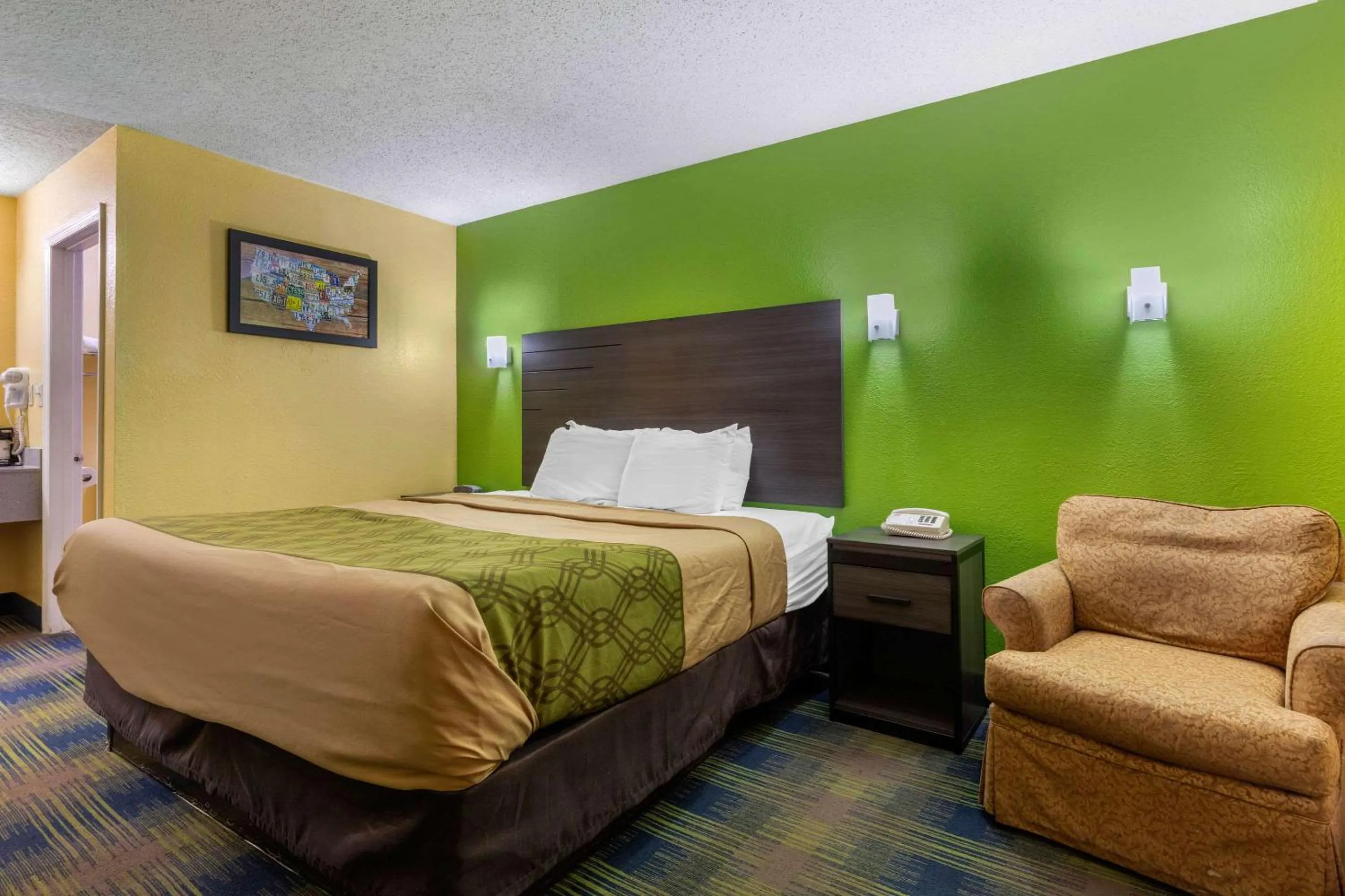 Photo of the whole room, Bed in Econo Lodge Nashville near Percy Priest Lake