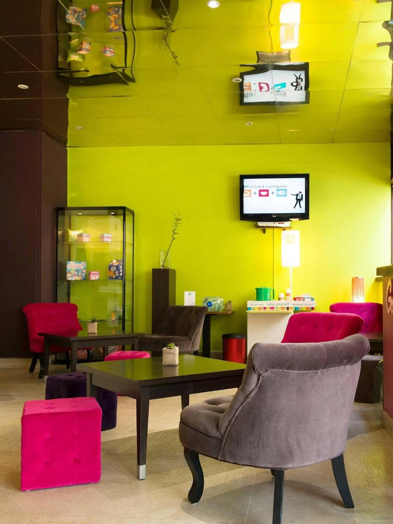 Lounge or bar in ibis Styles Nantes Centre Place Royale