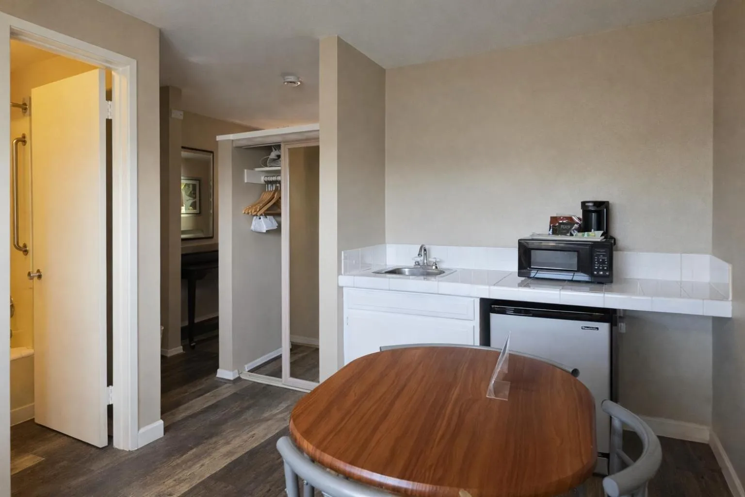 Kitchen or kitchenette in Scottish Fairway Inn