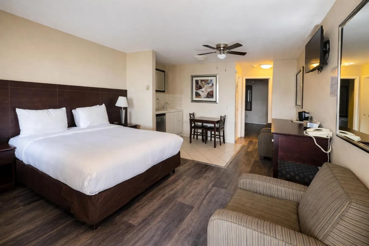Bedroom, Bed in Scottish Fairway Inn