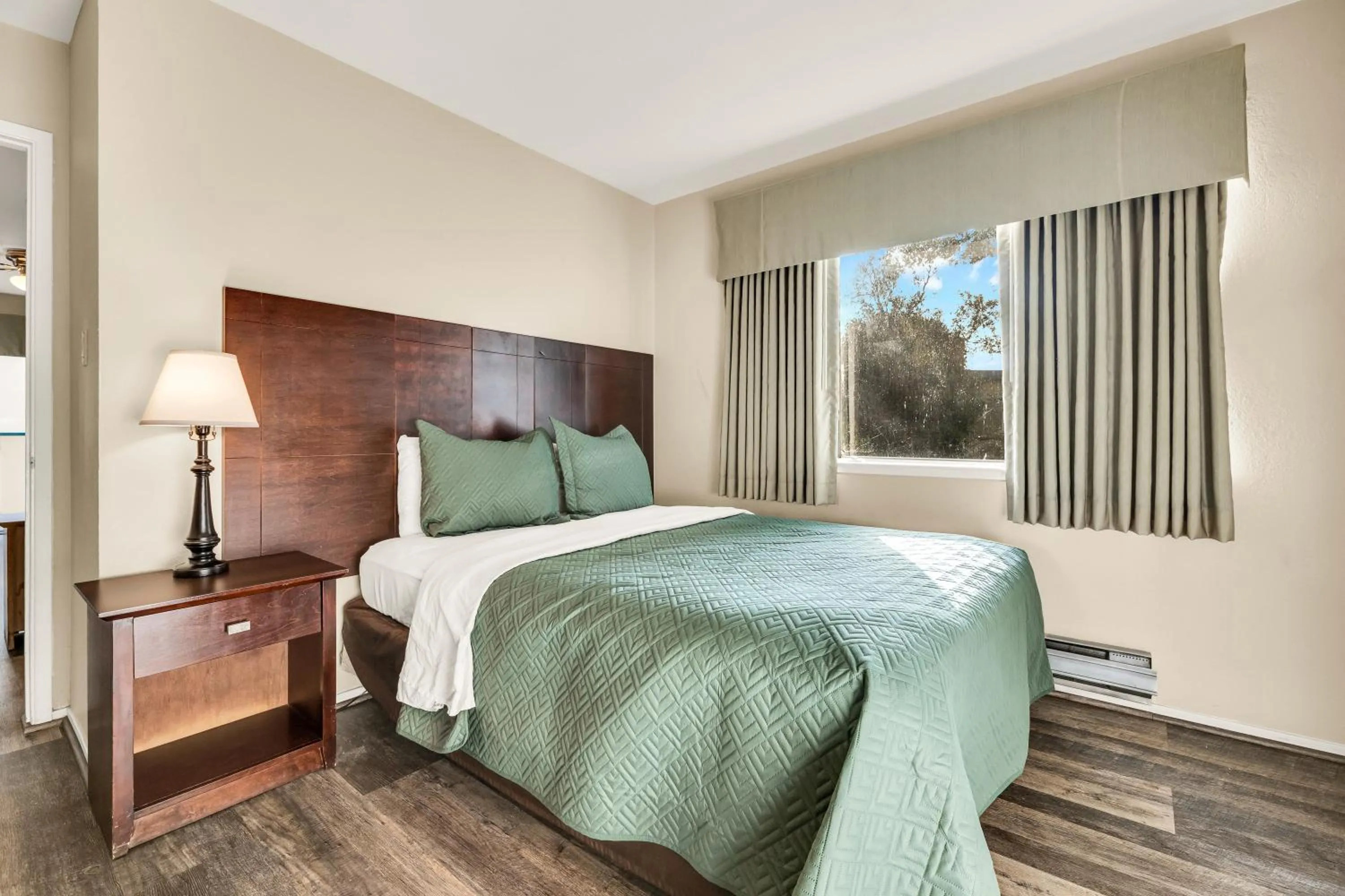 Bed in Scottish Fairway Inn