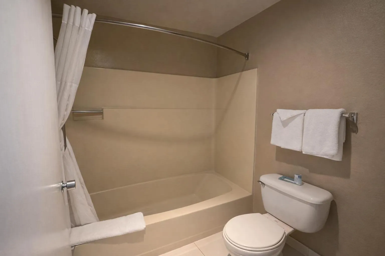 Bathroom in Scottish Fairway Inn