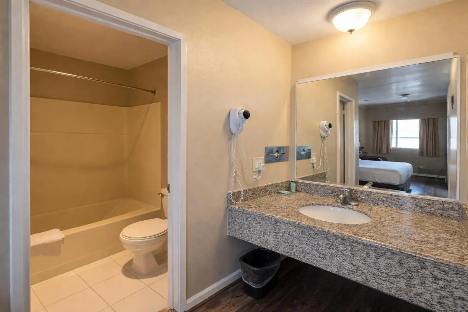 Bath in Scottish Fairway Inn