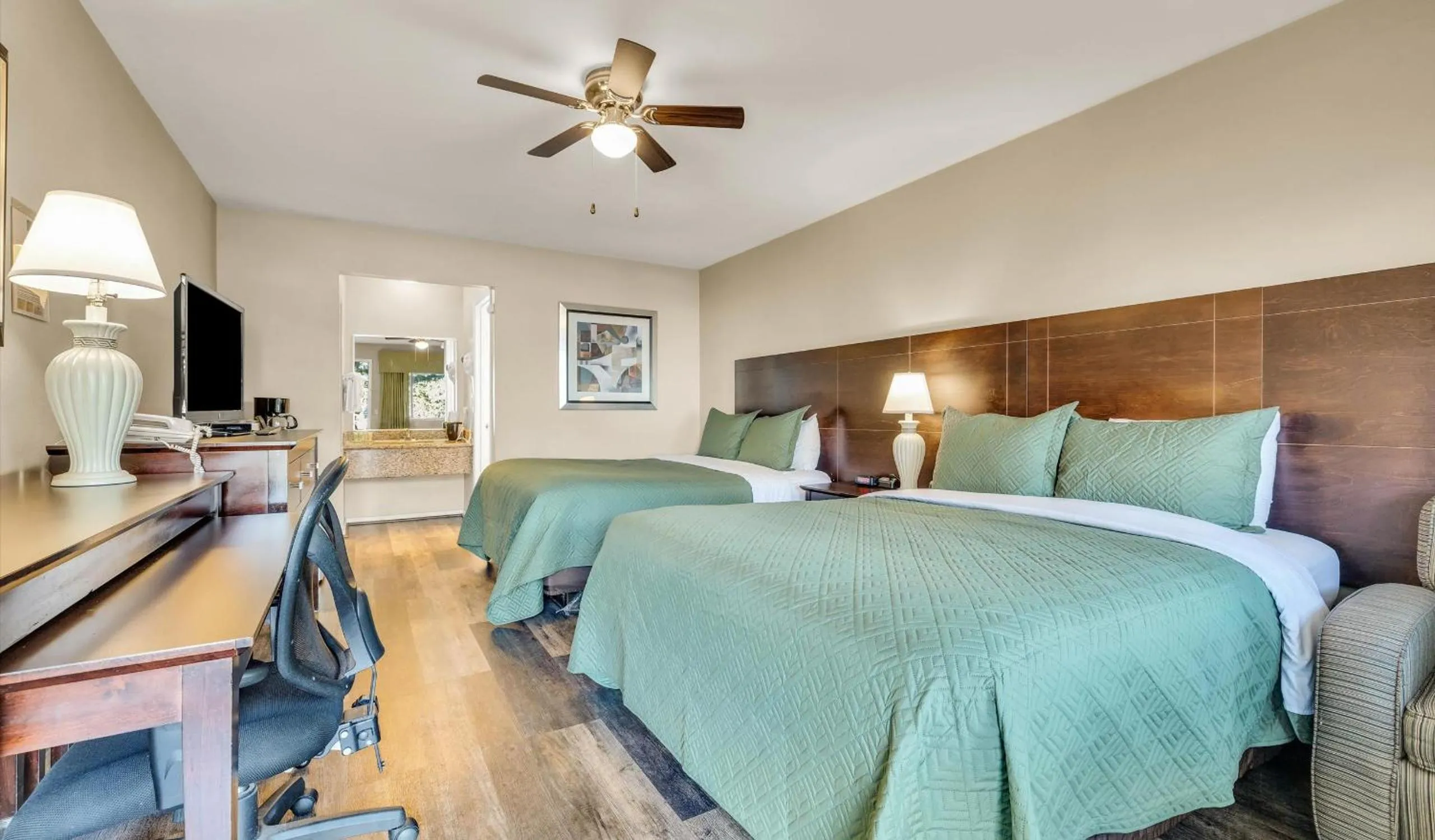 Bed in Scottish Fairway Inn