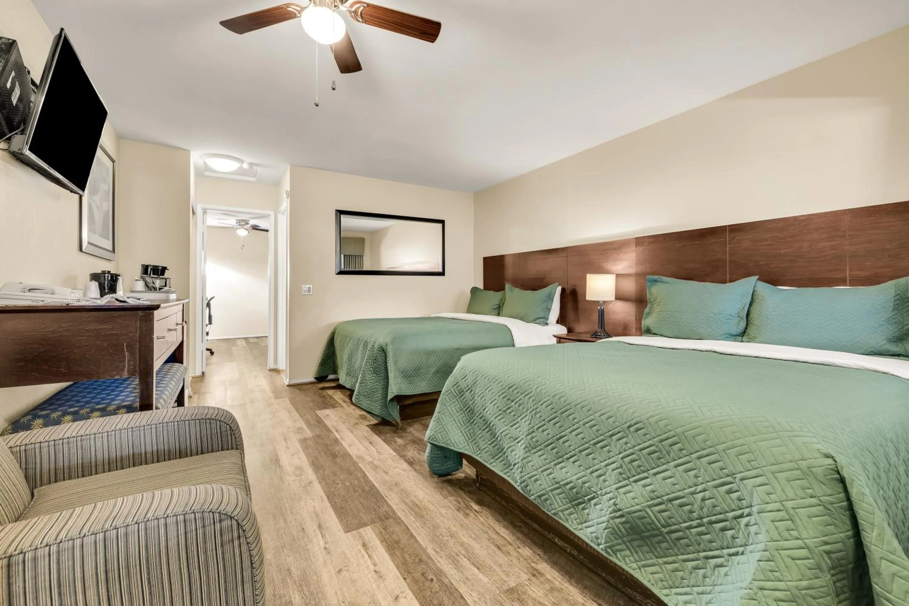 Bed in Scottish Fairway Inn