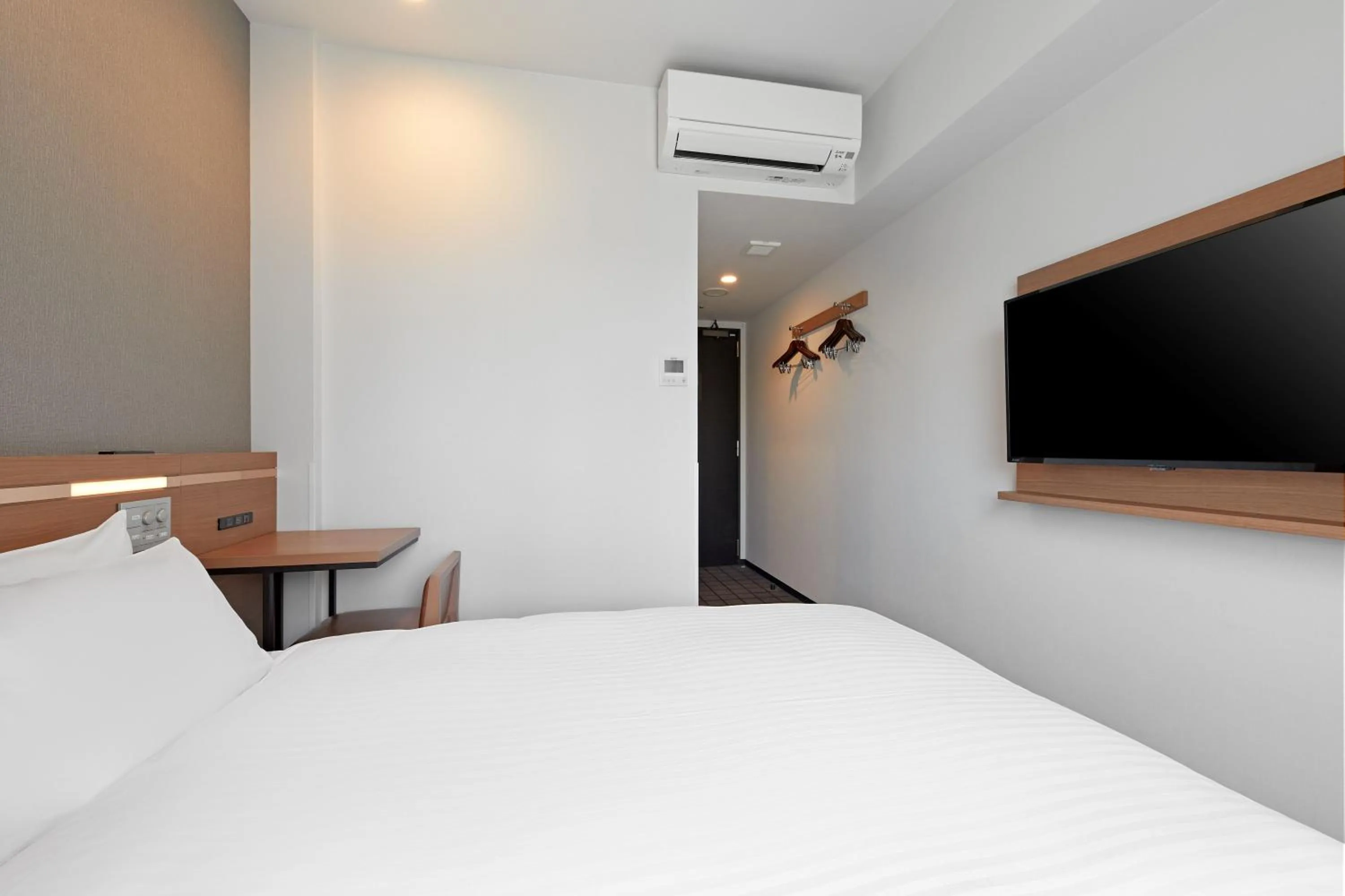 Photo of the whole room, Bed in Sotetsu Fresa Inn Kobe Sannomiya