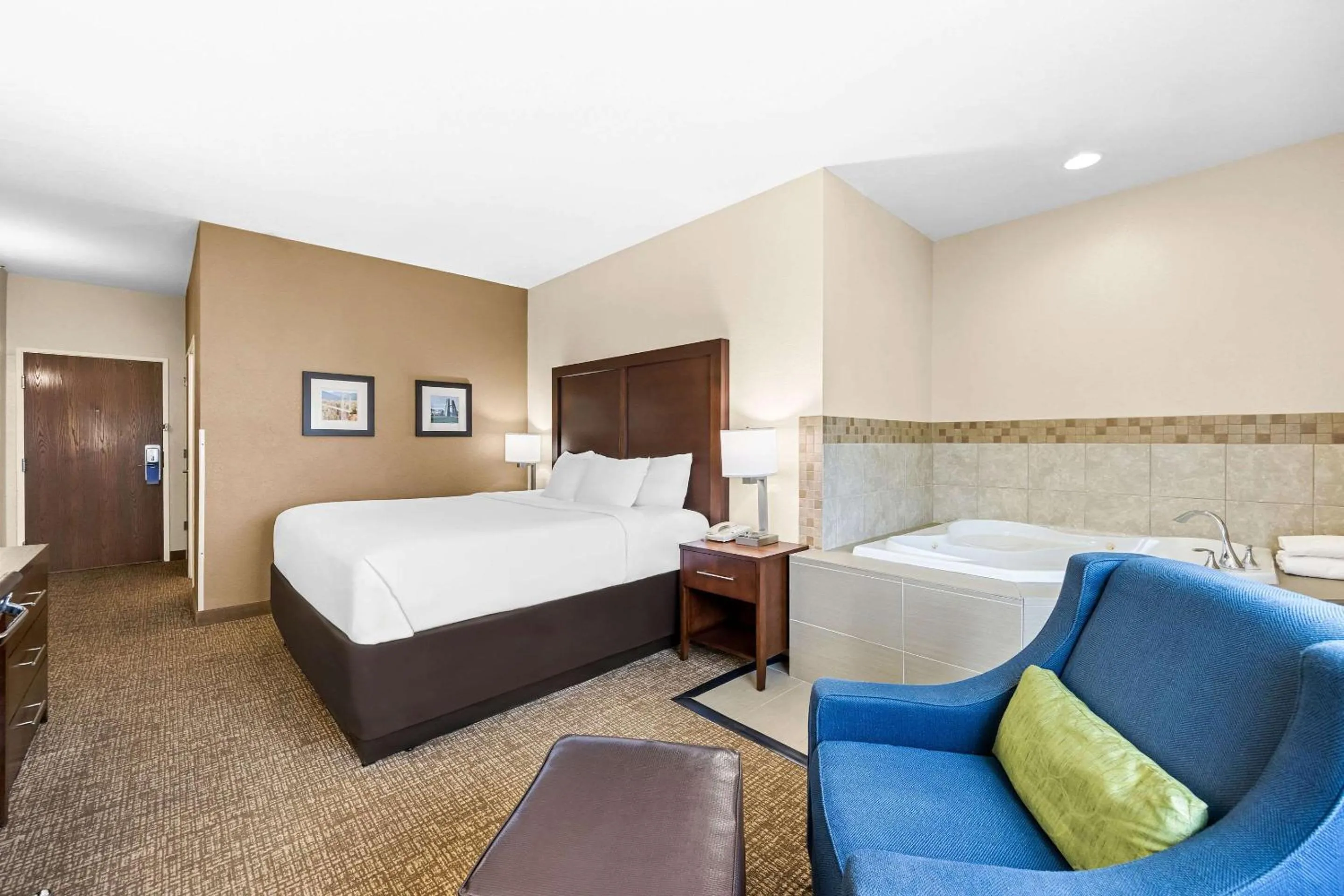 Bedroom, Bed in Comfort Inn & Suites Pueblo