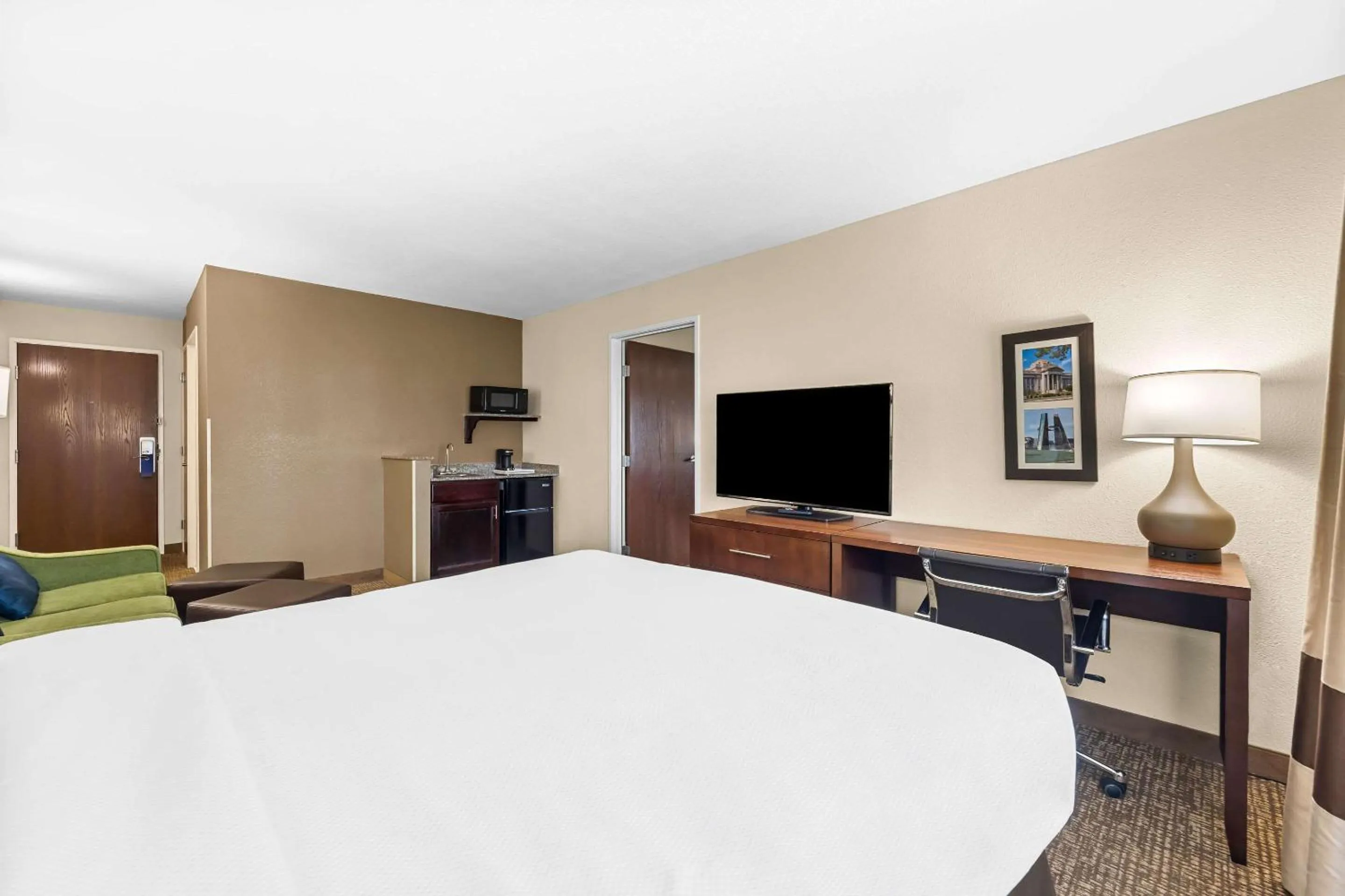 Bedroom, Bed in Comfort Inn & Suites Pueblo