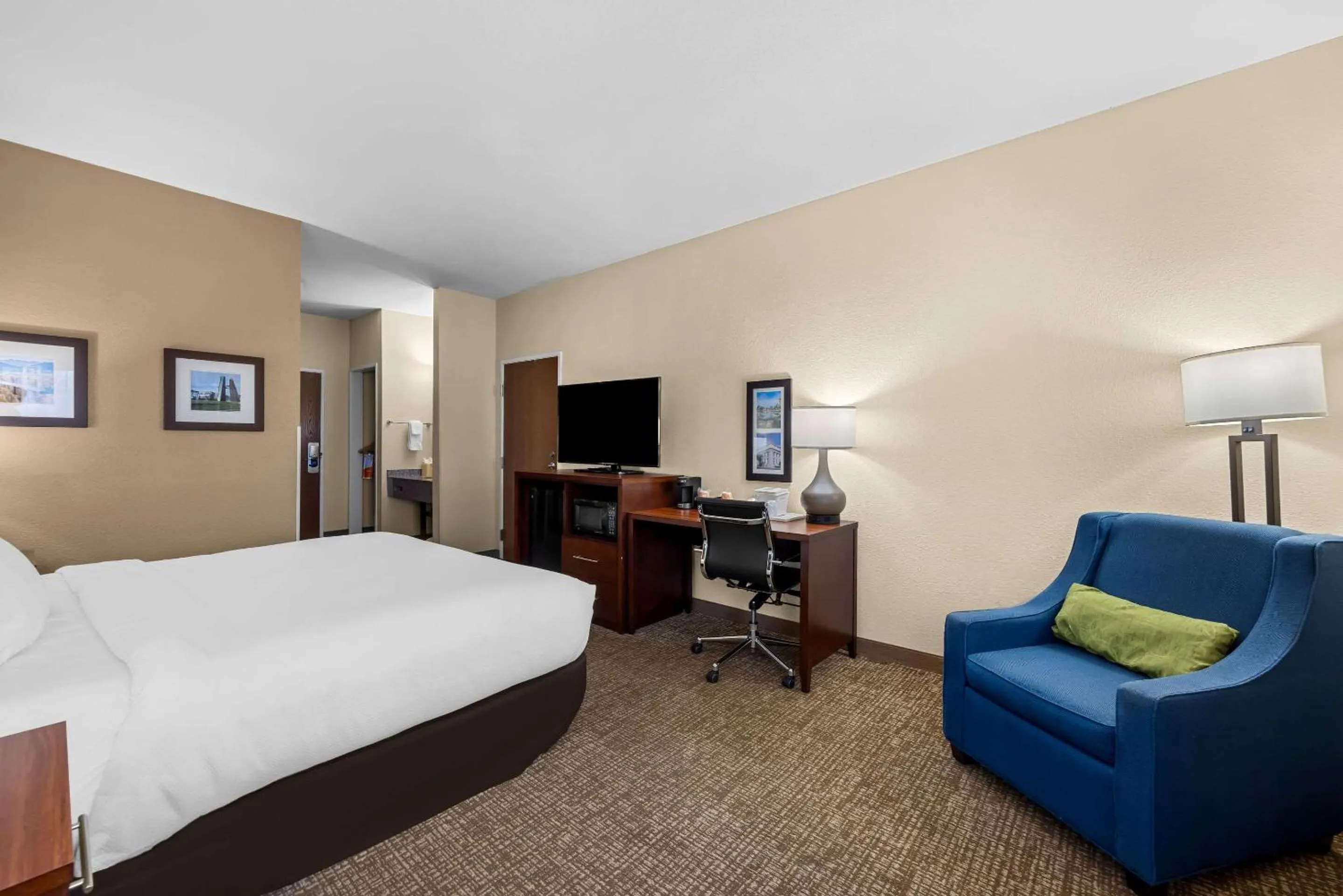 Bedroom, Bed in Comfort Inn & Suites Pueblo