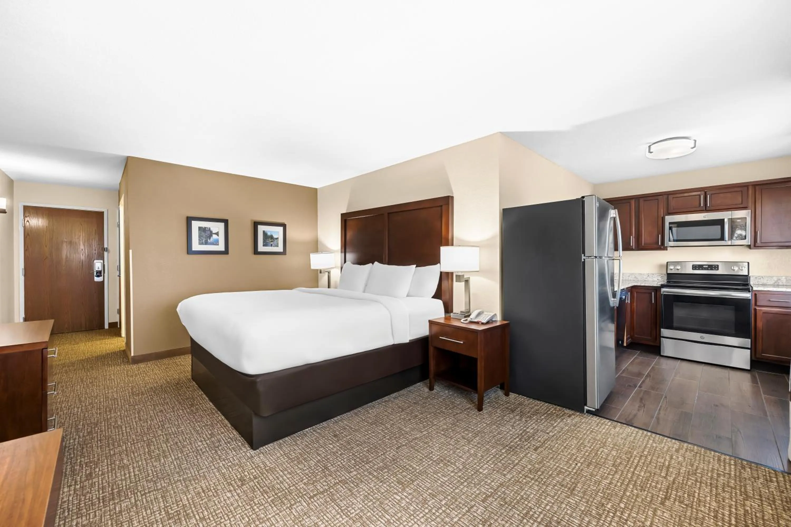Property building, Bed in Comfort Inn & Suites Pueblo