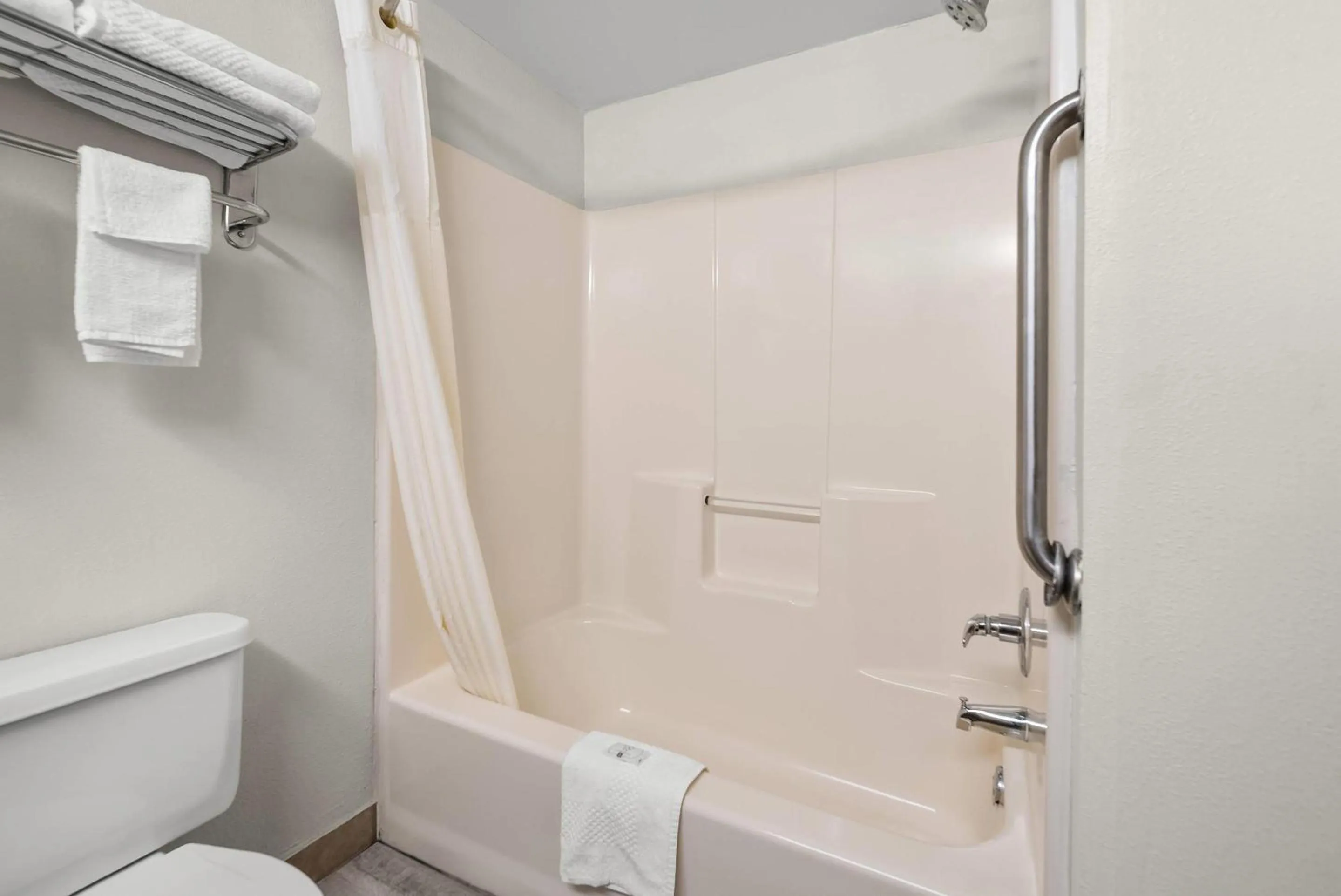 Bedroom in Quality Inn Auburn Campus Area I-85