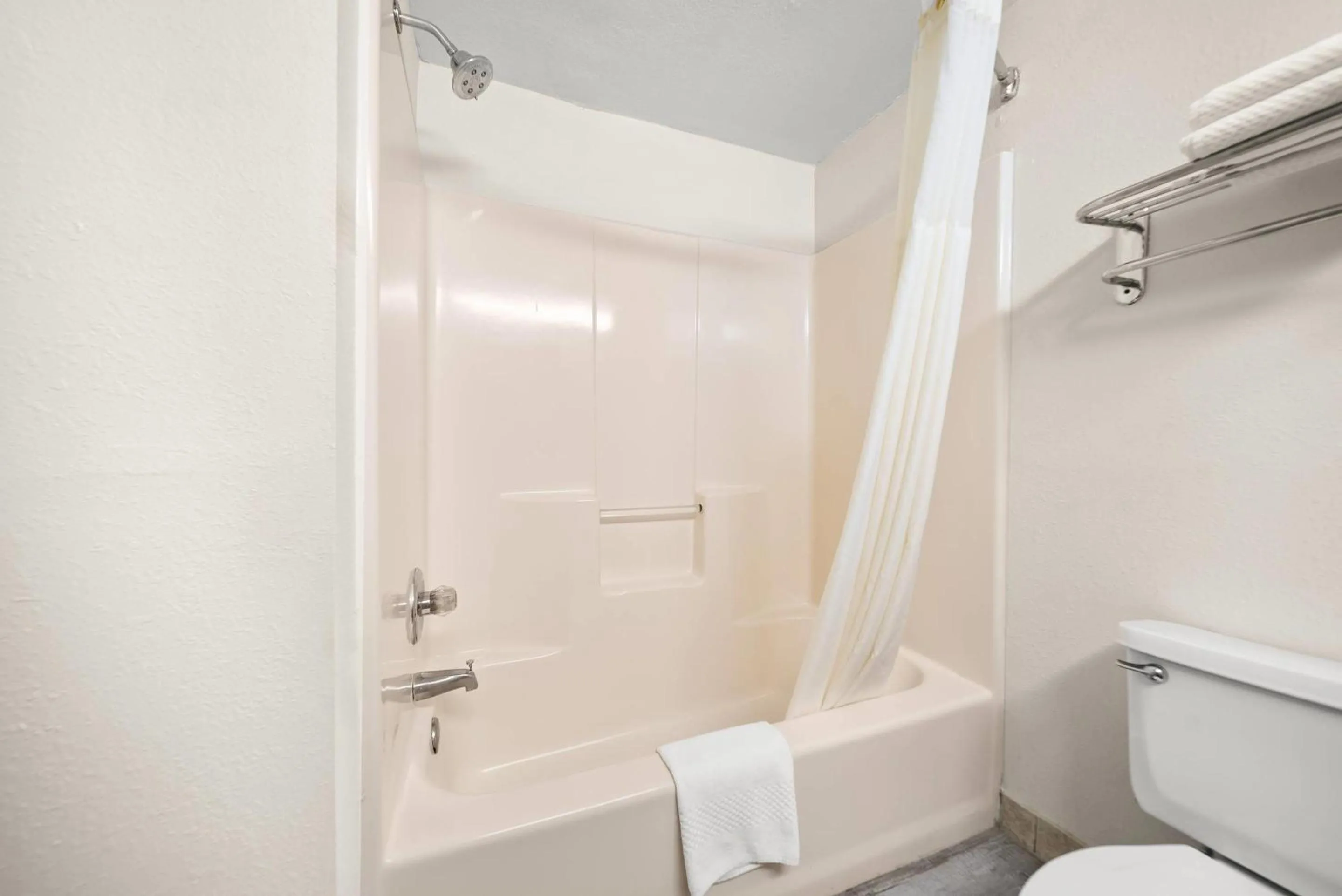 Bedroom in Quality Inn Auburn Campus Area I-85