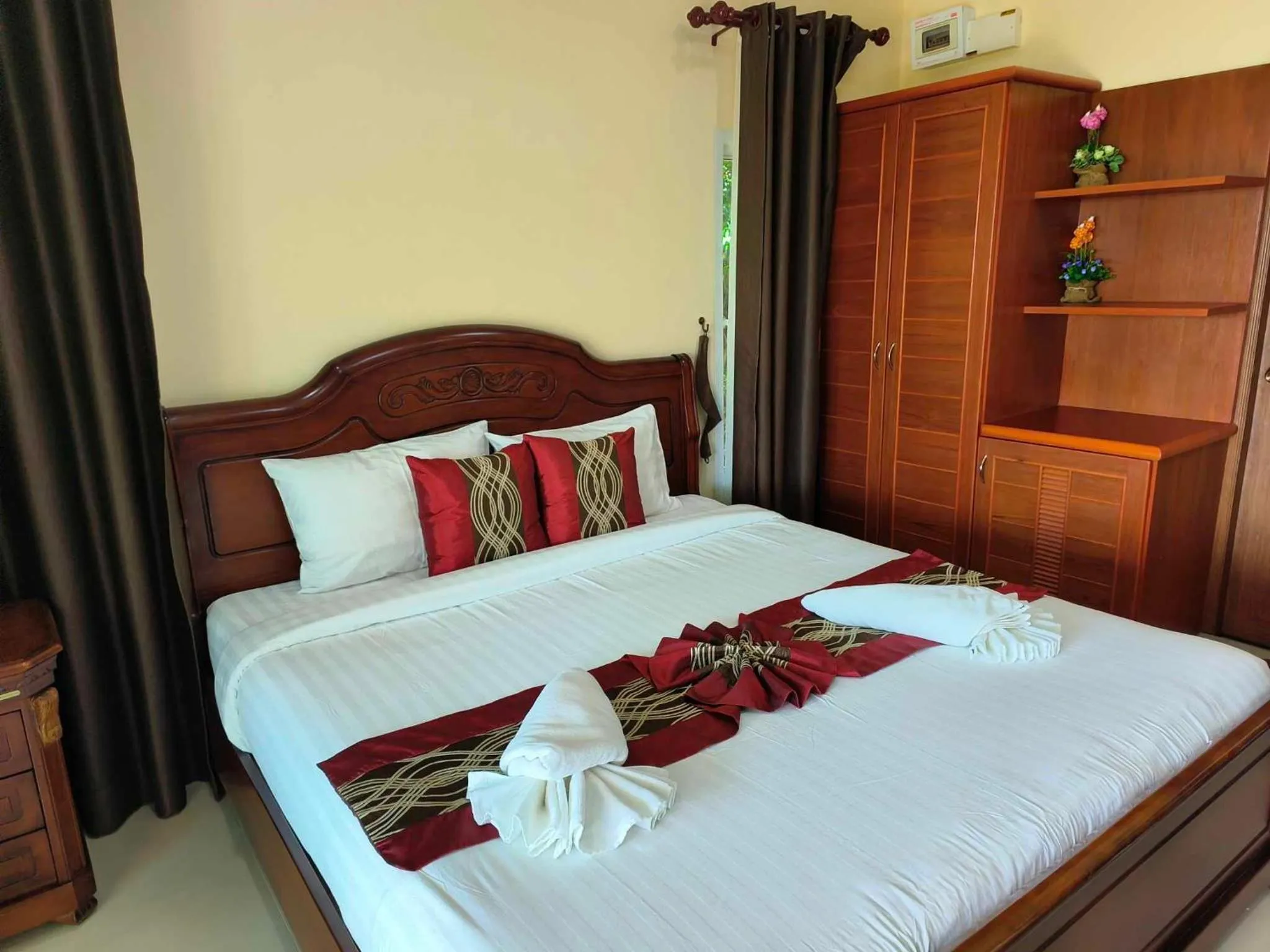 Bed in Sunrise Beach Kohyao Resort