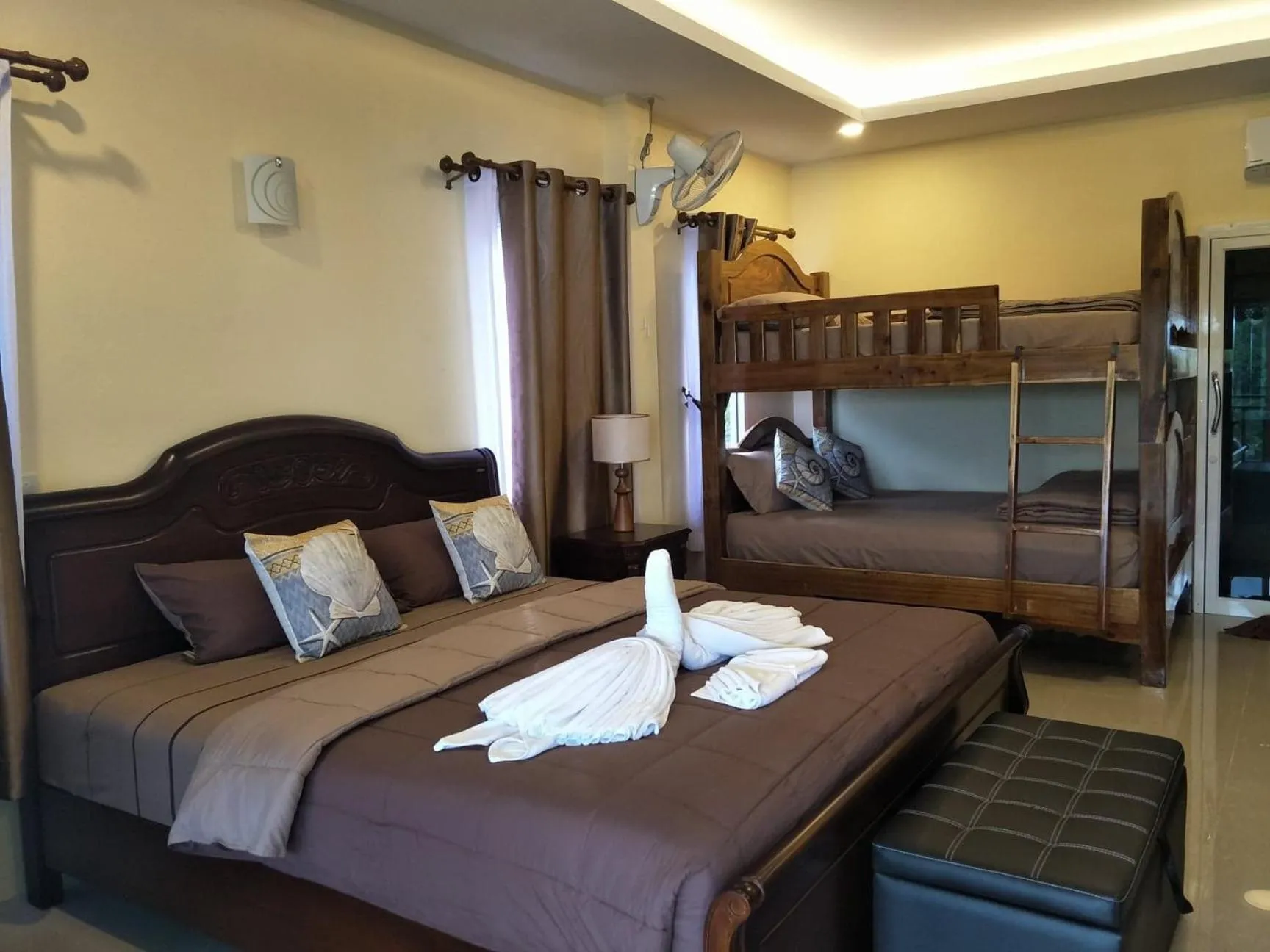 Photo of the whole room, Bed in Sunrise Beach Kohyao Resort