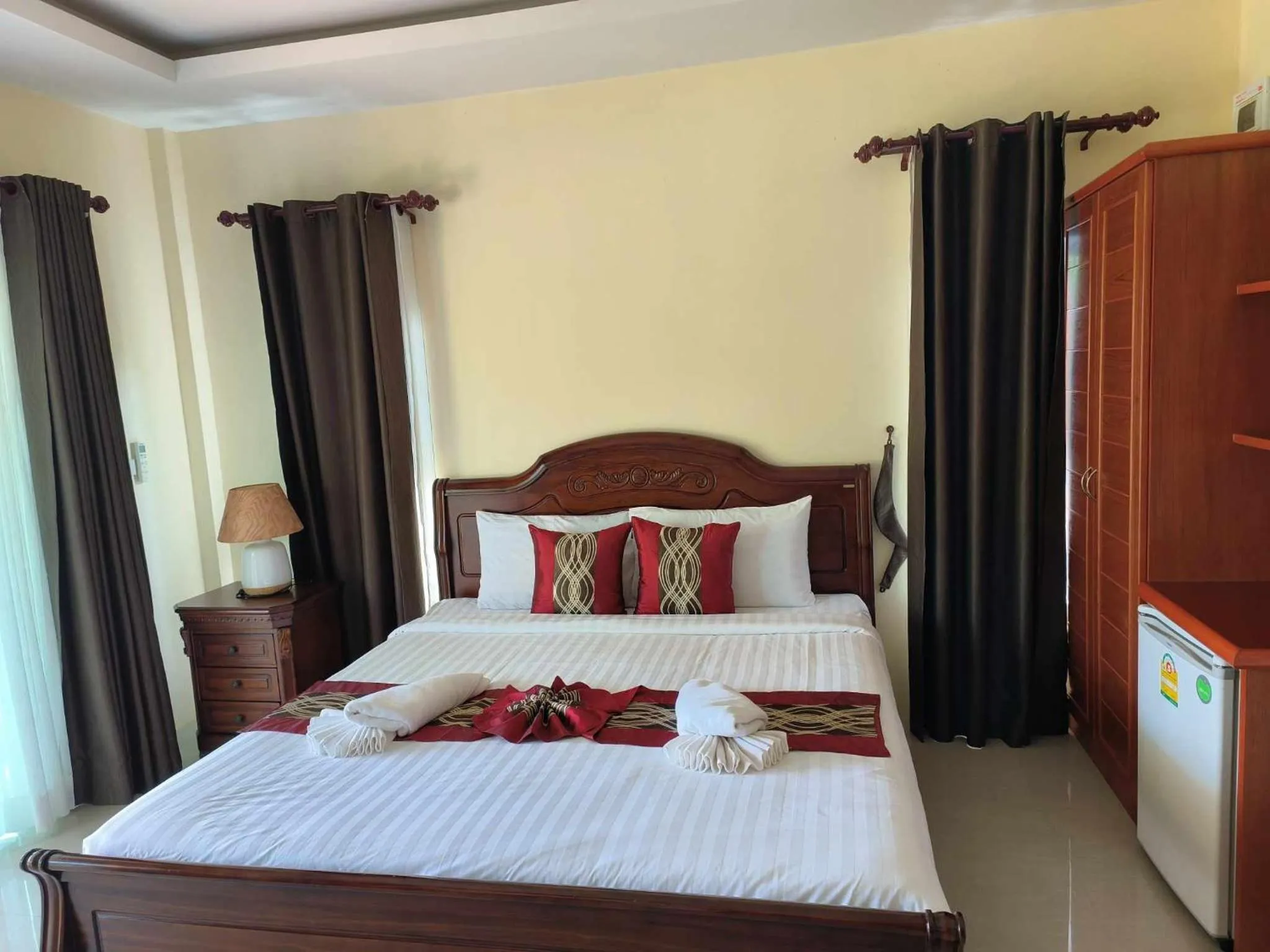 Bed in Sunrise Beach Kohyao Resort