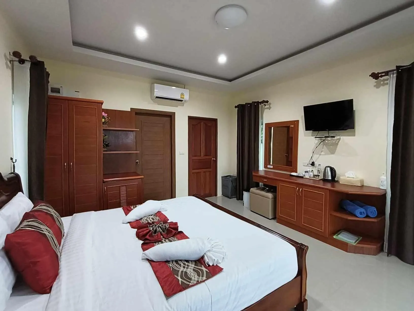 Bed in Sunrise Beach Kohyao Resort