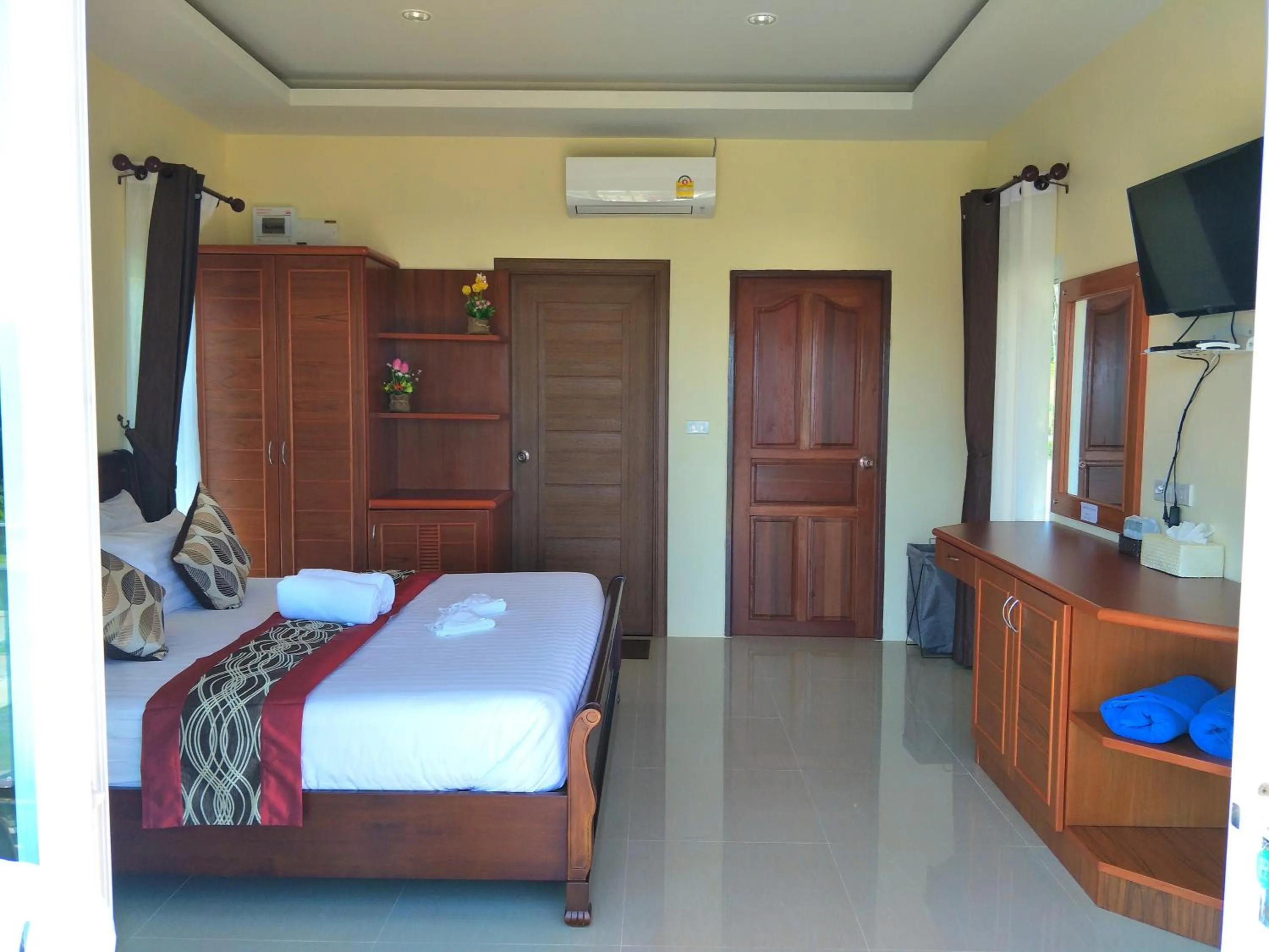 Bed in Sunrise Beach Kohyao Resort