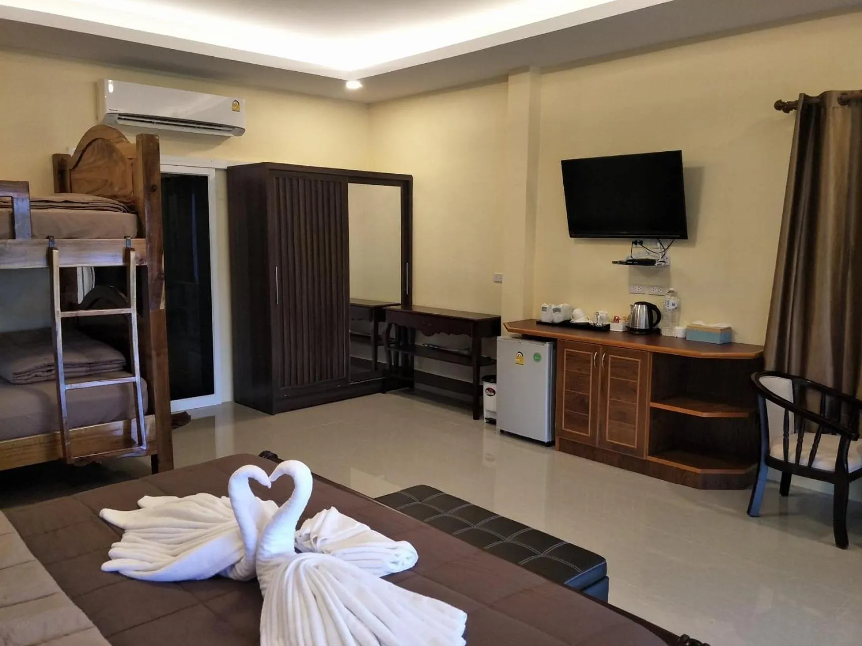 Bed in Sunrise Beach Kohyao Resort