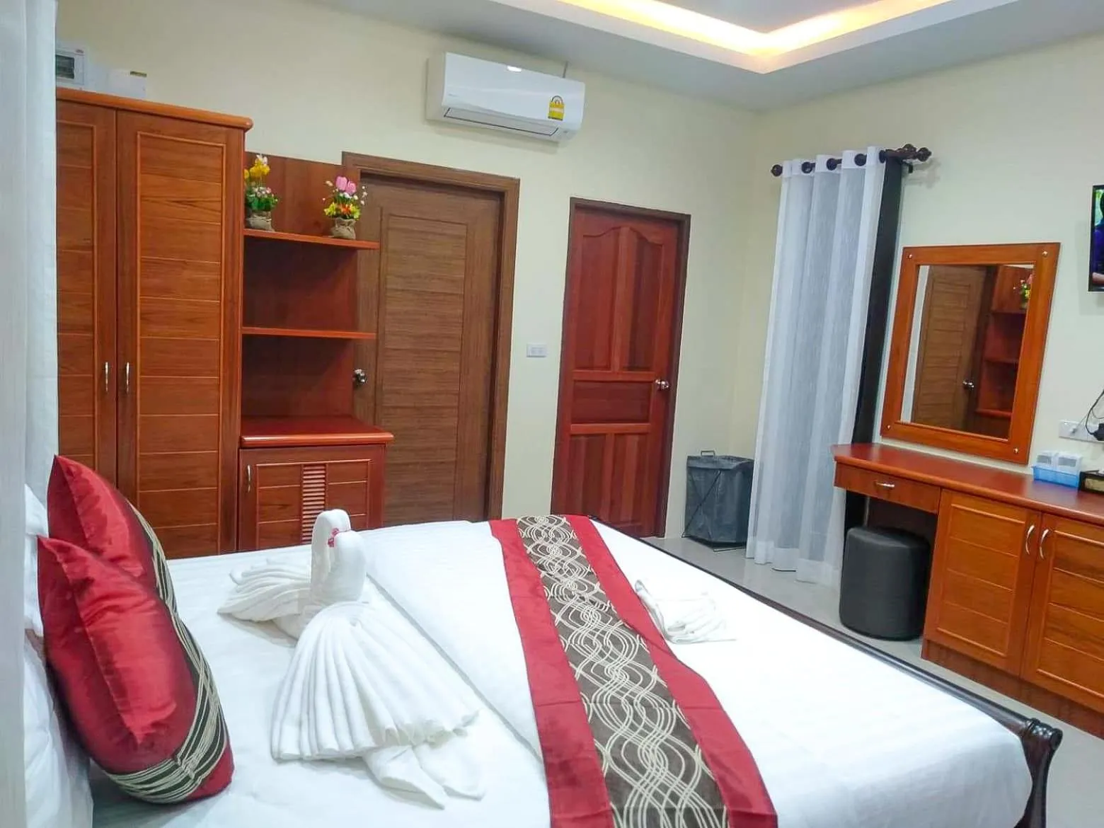 Bed in Sunrise Beach Kohyao Resort