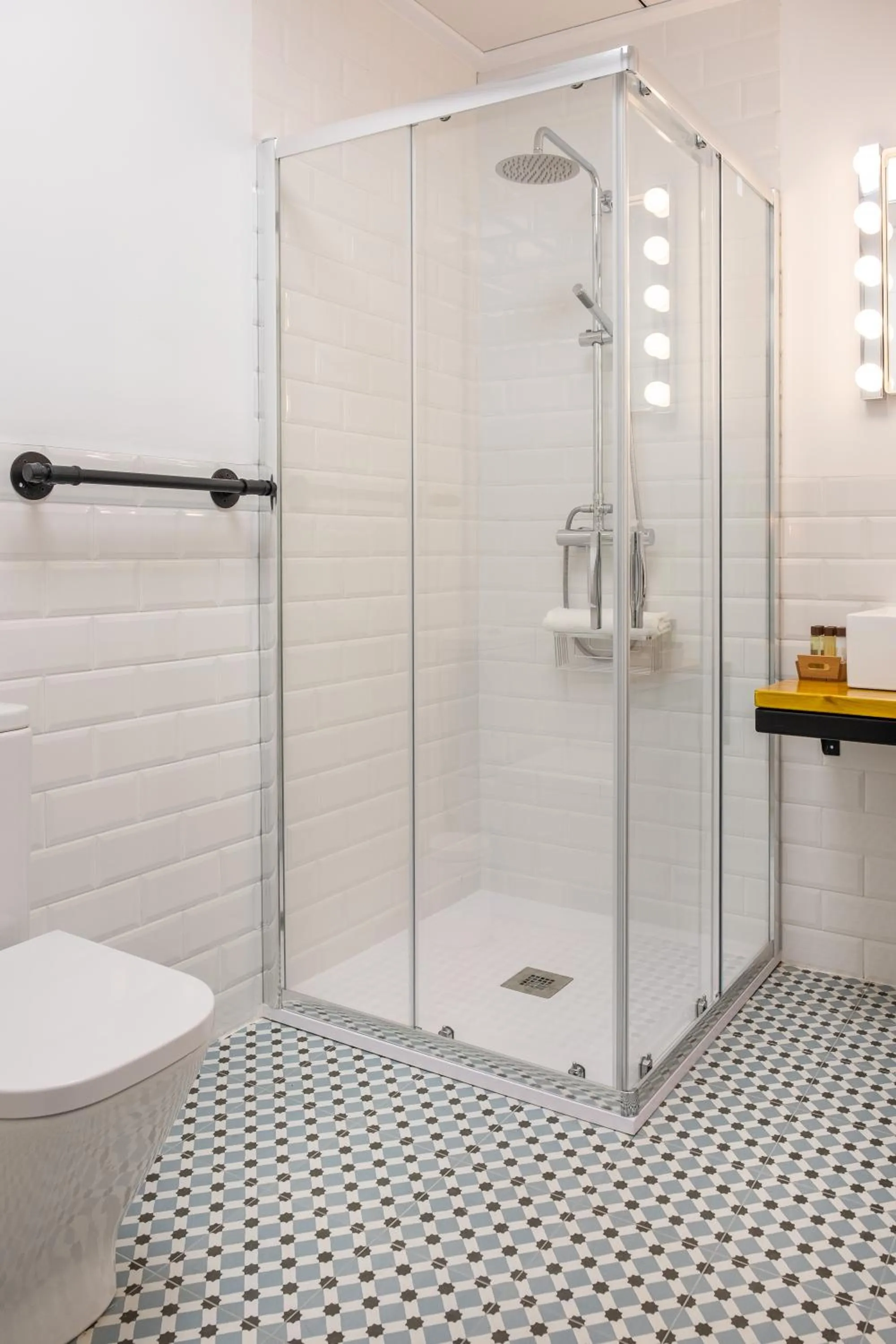 Bathroom in GOMEZ ROOMS