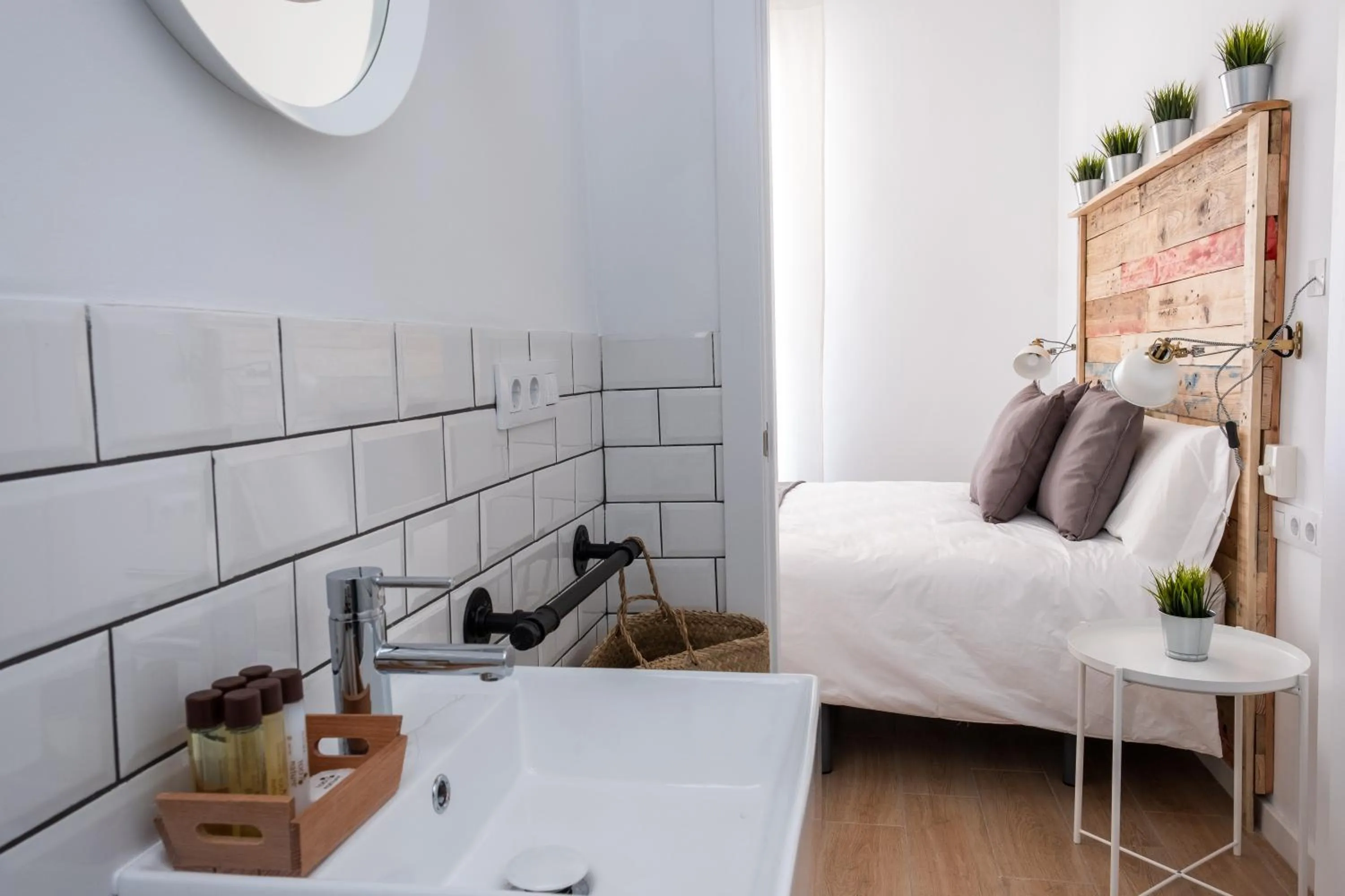 Bathroom, Bed in GOMEZ ROOMS