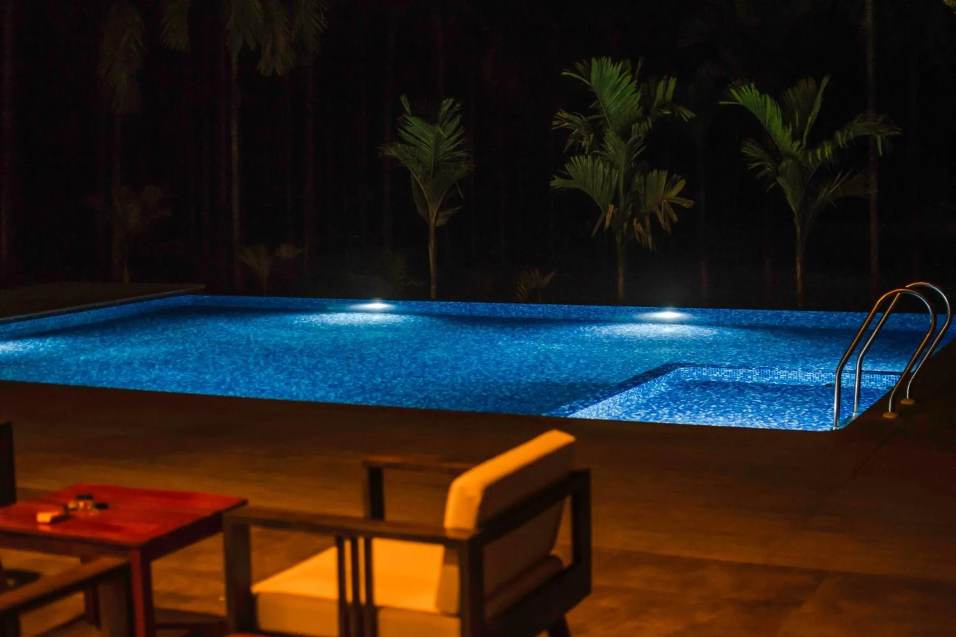 Swimming pool in StayVista at Tall Silver with Infinity Pool & Breakfast -2BR