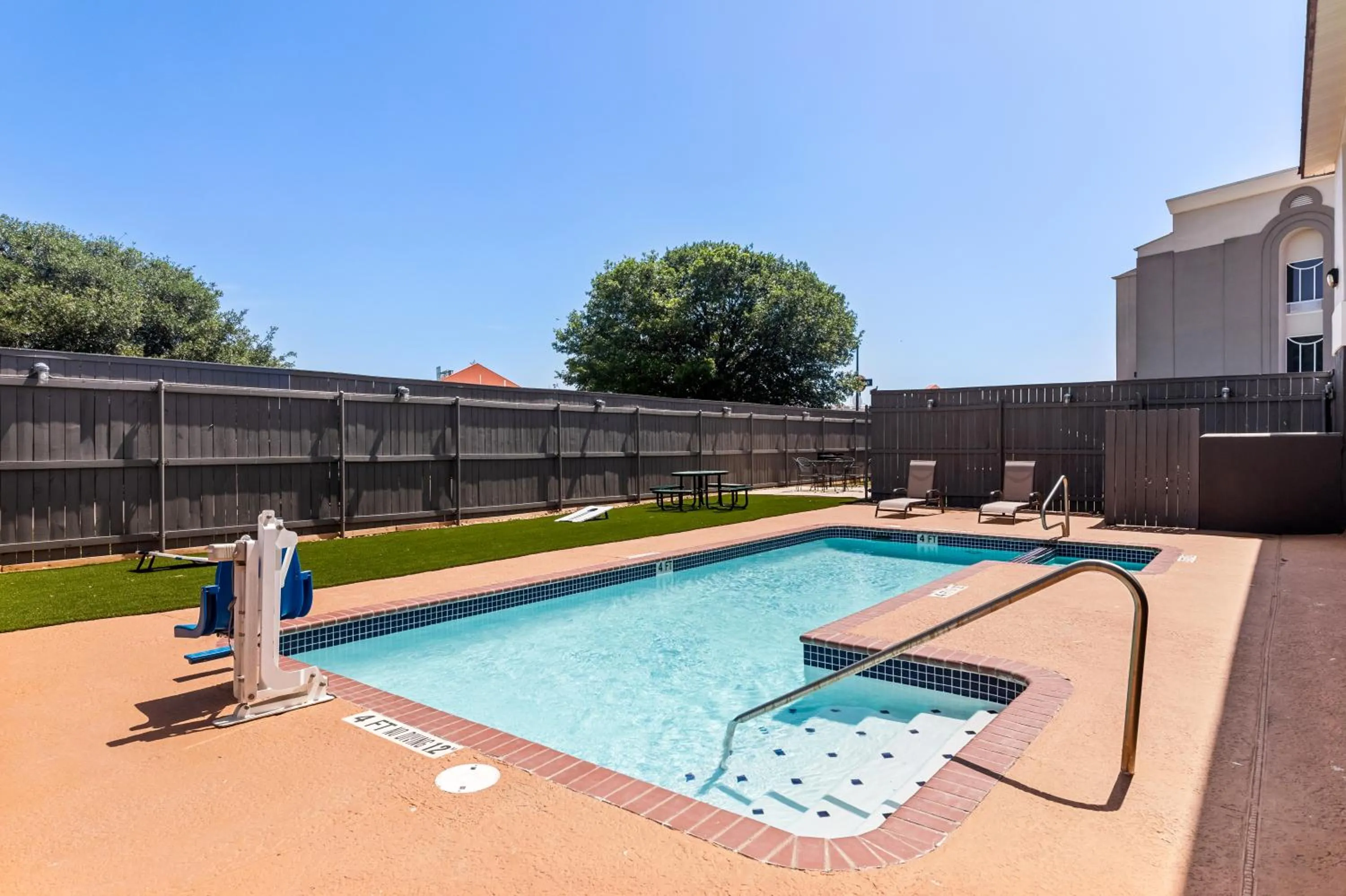 Patio in Quality Inn Bastrop