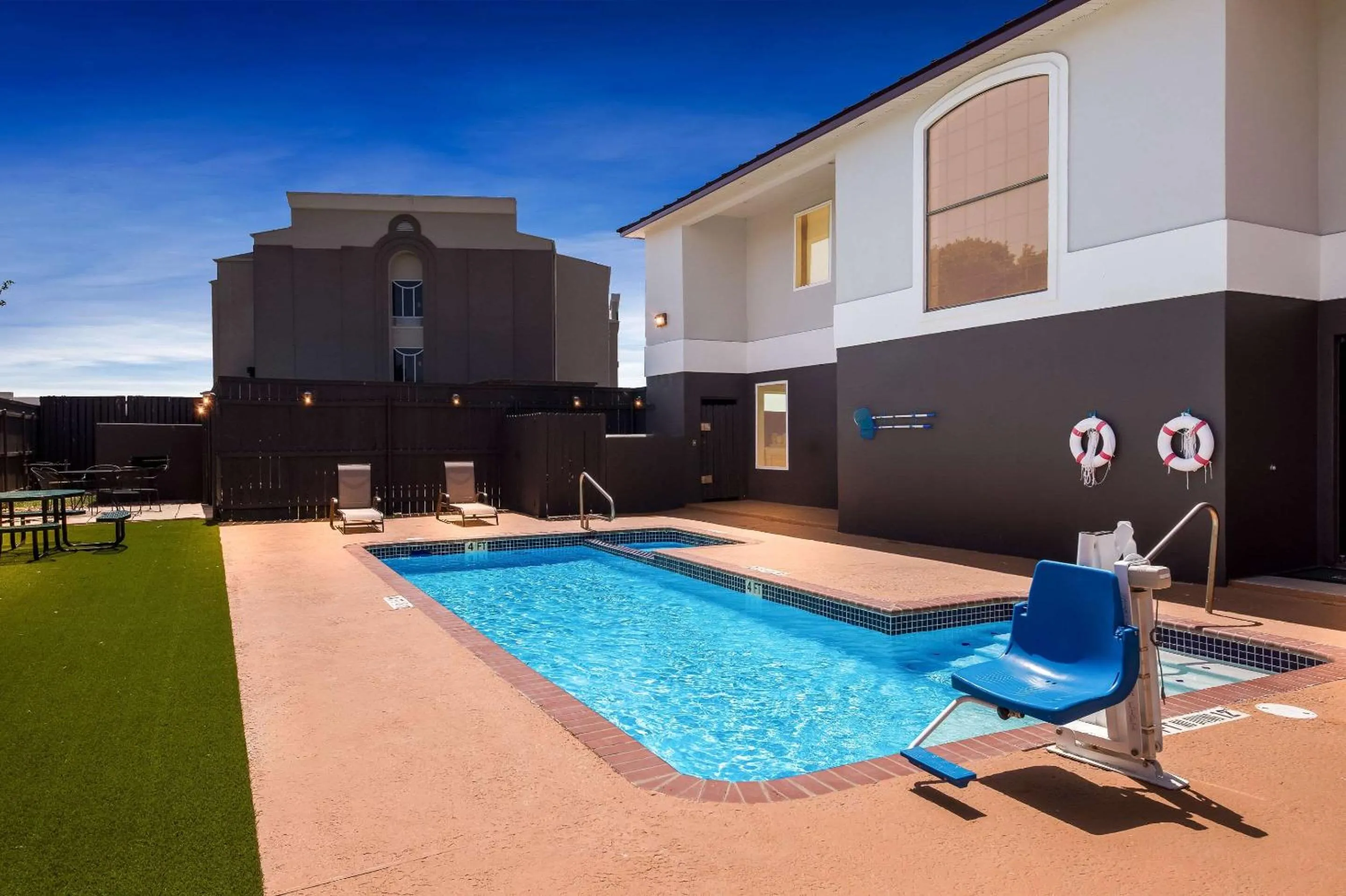 Swimming pool in Quality Inn Bastrop