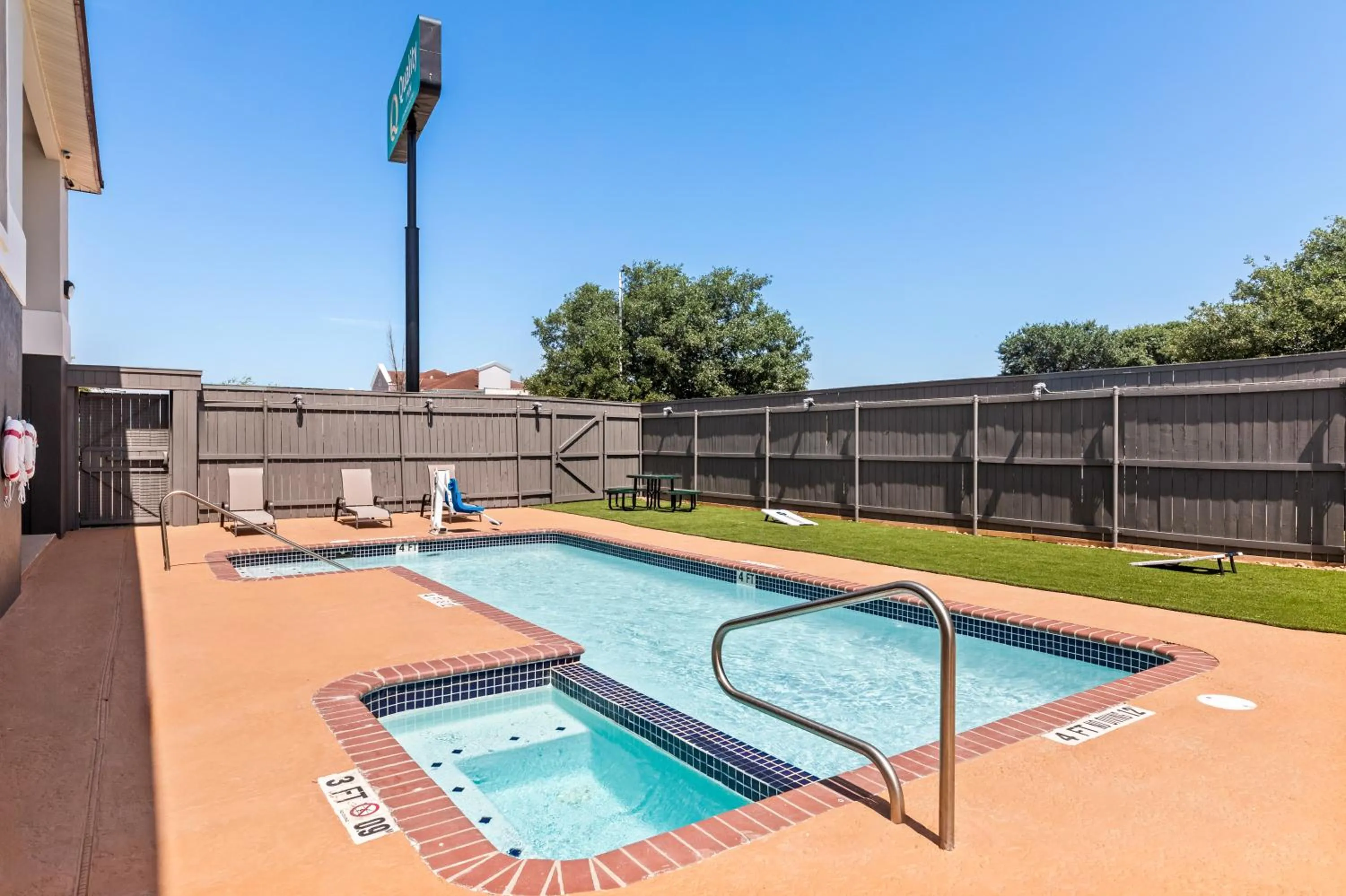 Swimming pool in Quality Inn Bastrop