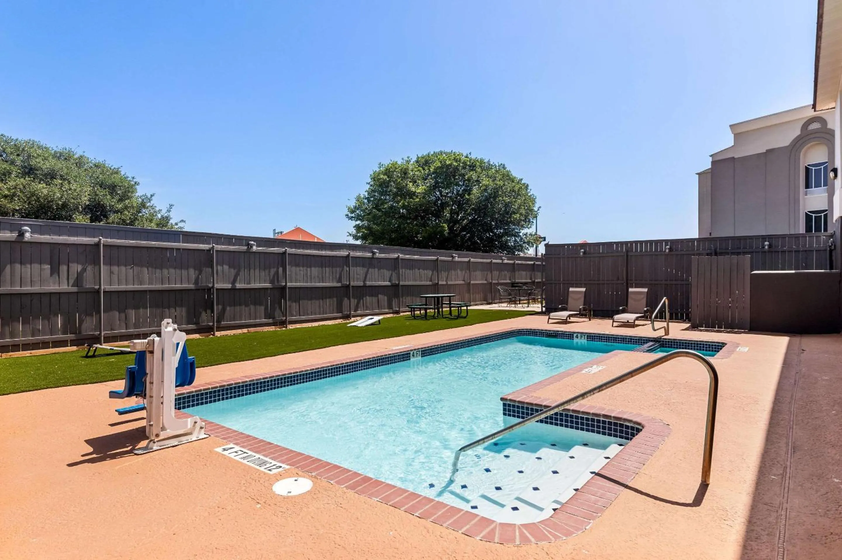 Swimming pool in Quality Inn Bastrop