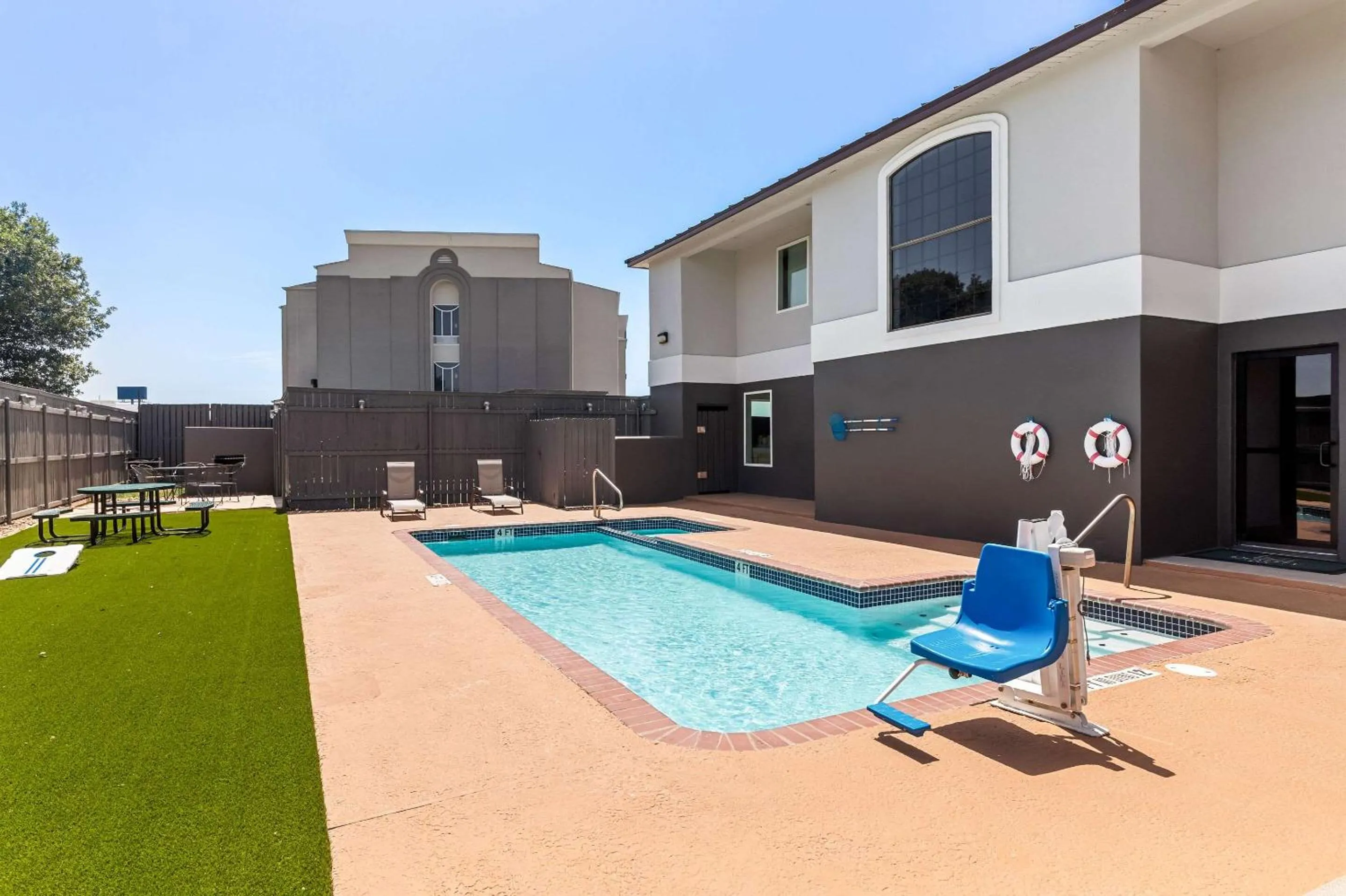 Swimming pool in Quality Inn Bastrop