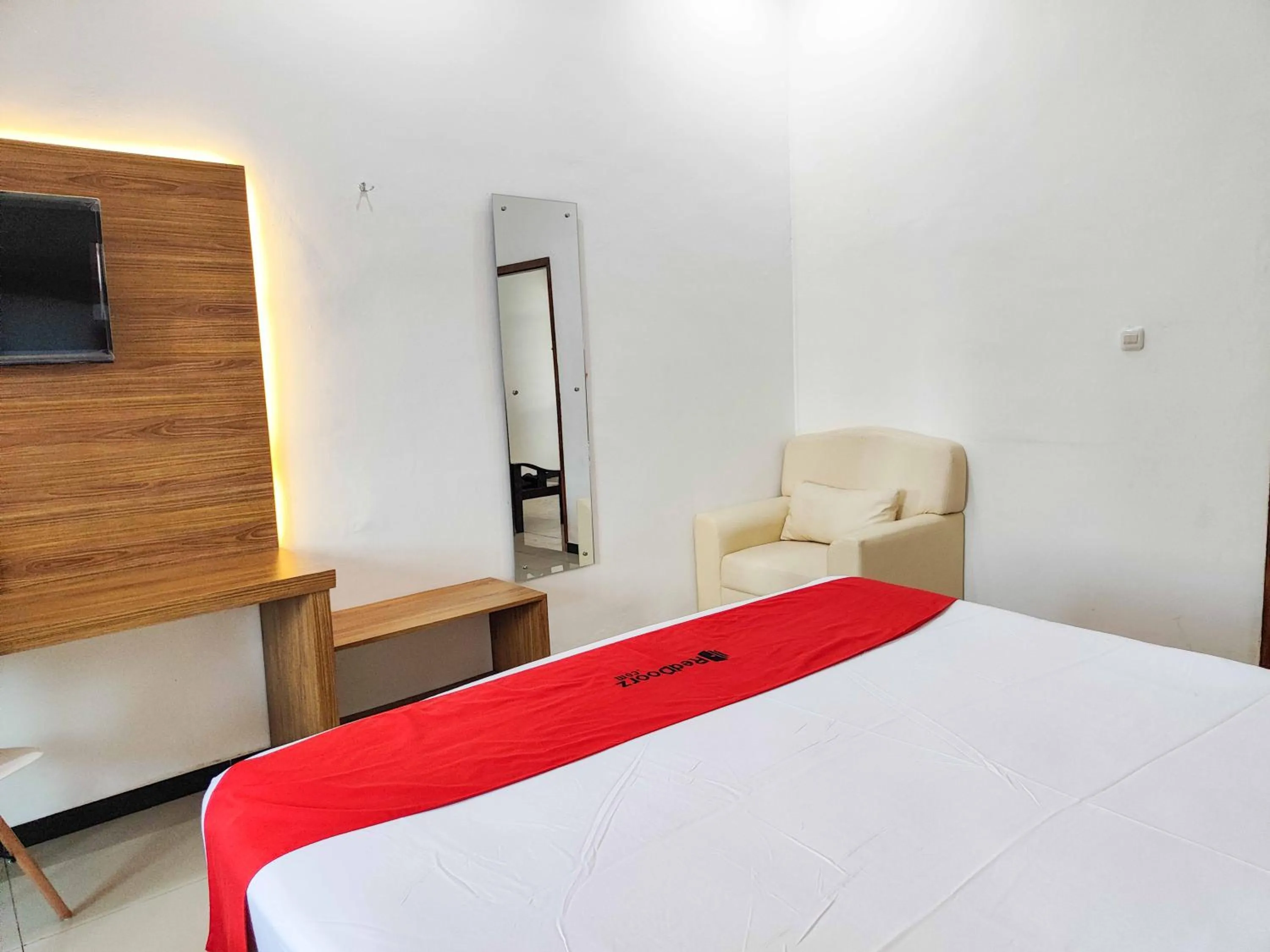 Bedroom, Bed in RedDoorz near Prambanan Temple