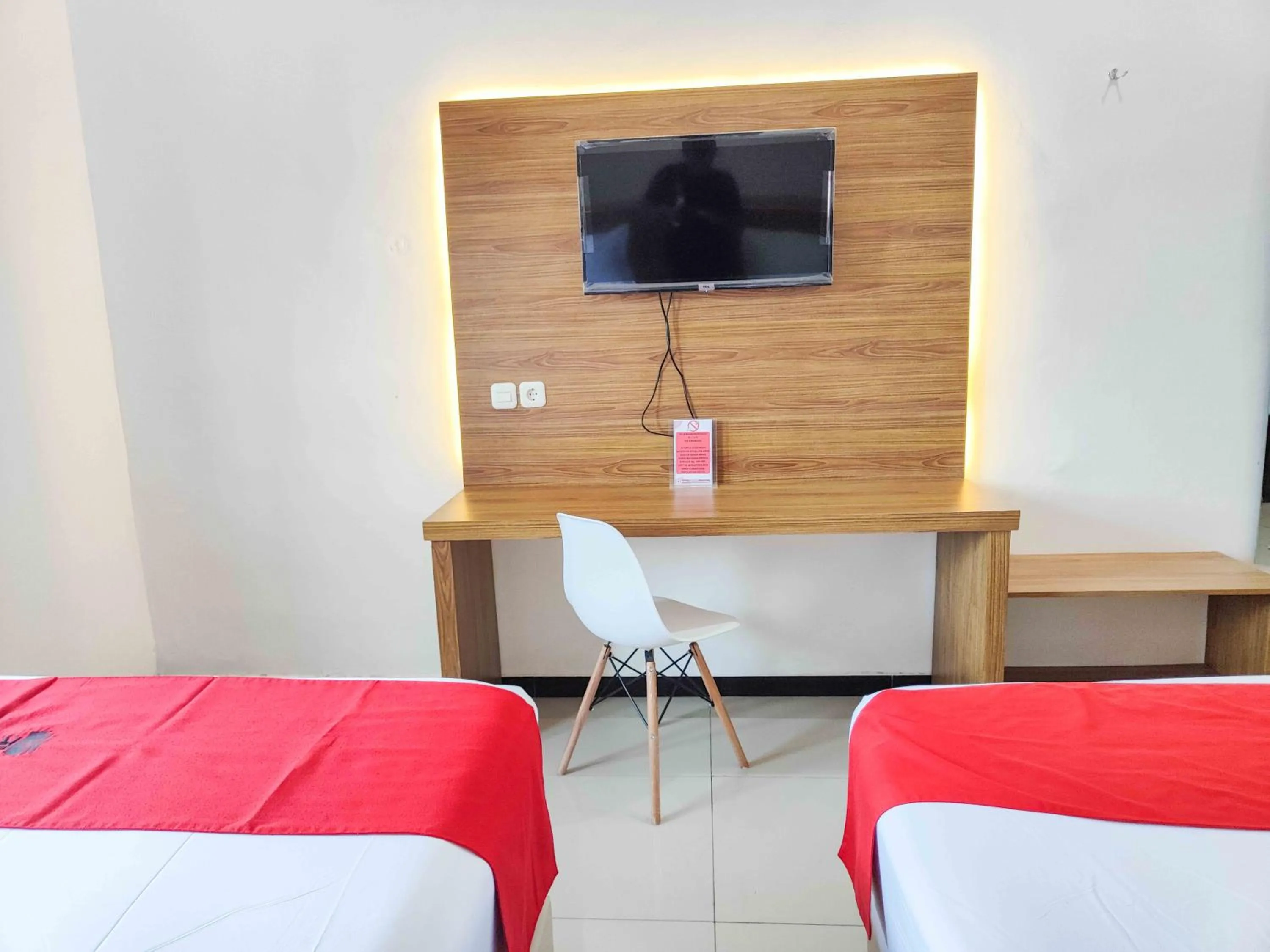 TV and multimedia, Bed in RedDoorz near Prambanan Temple