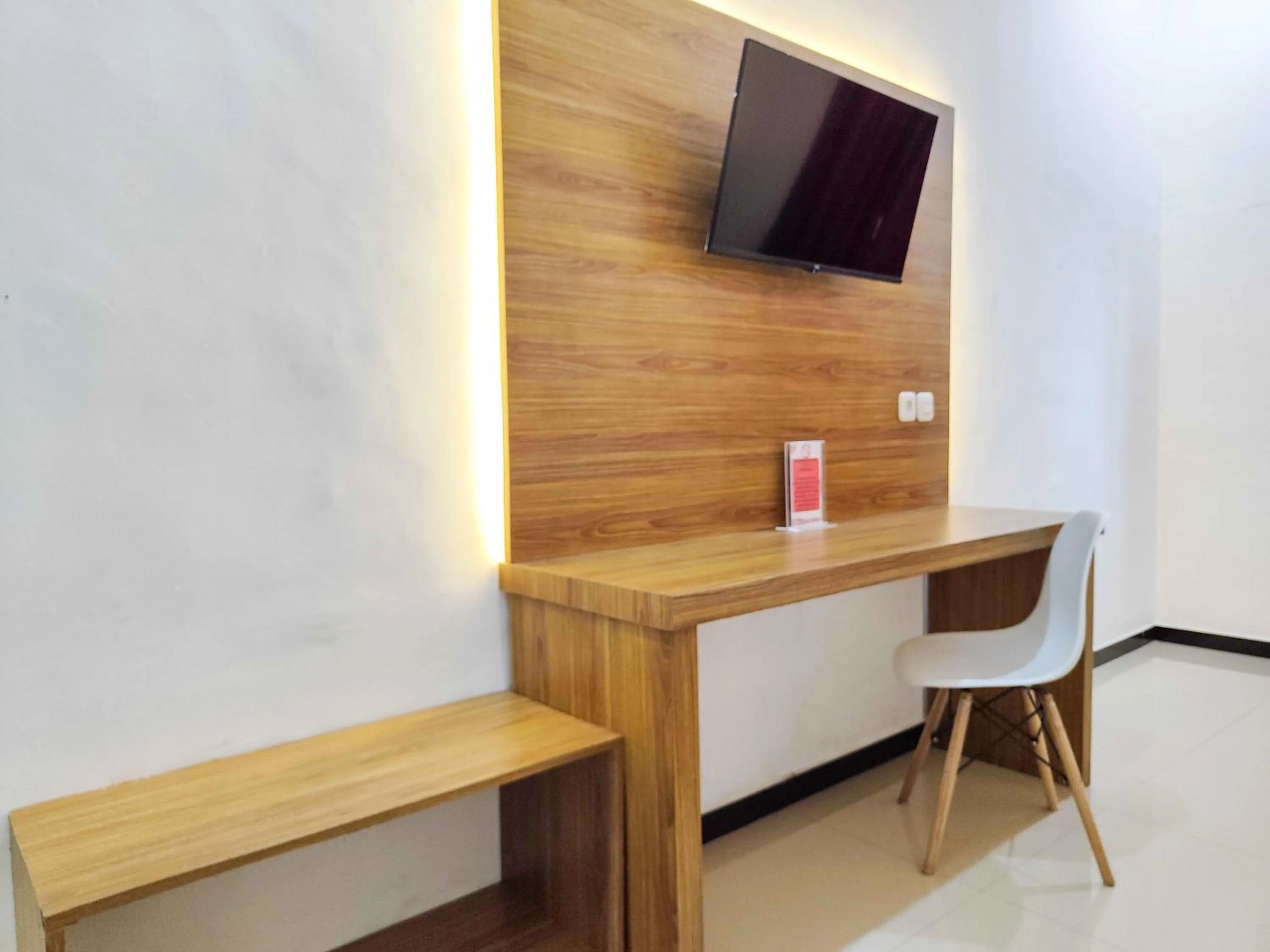 TV and multimedia in RedDoorz near Prambanan Temple