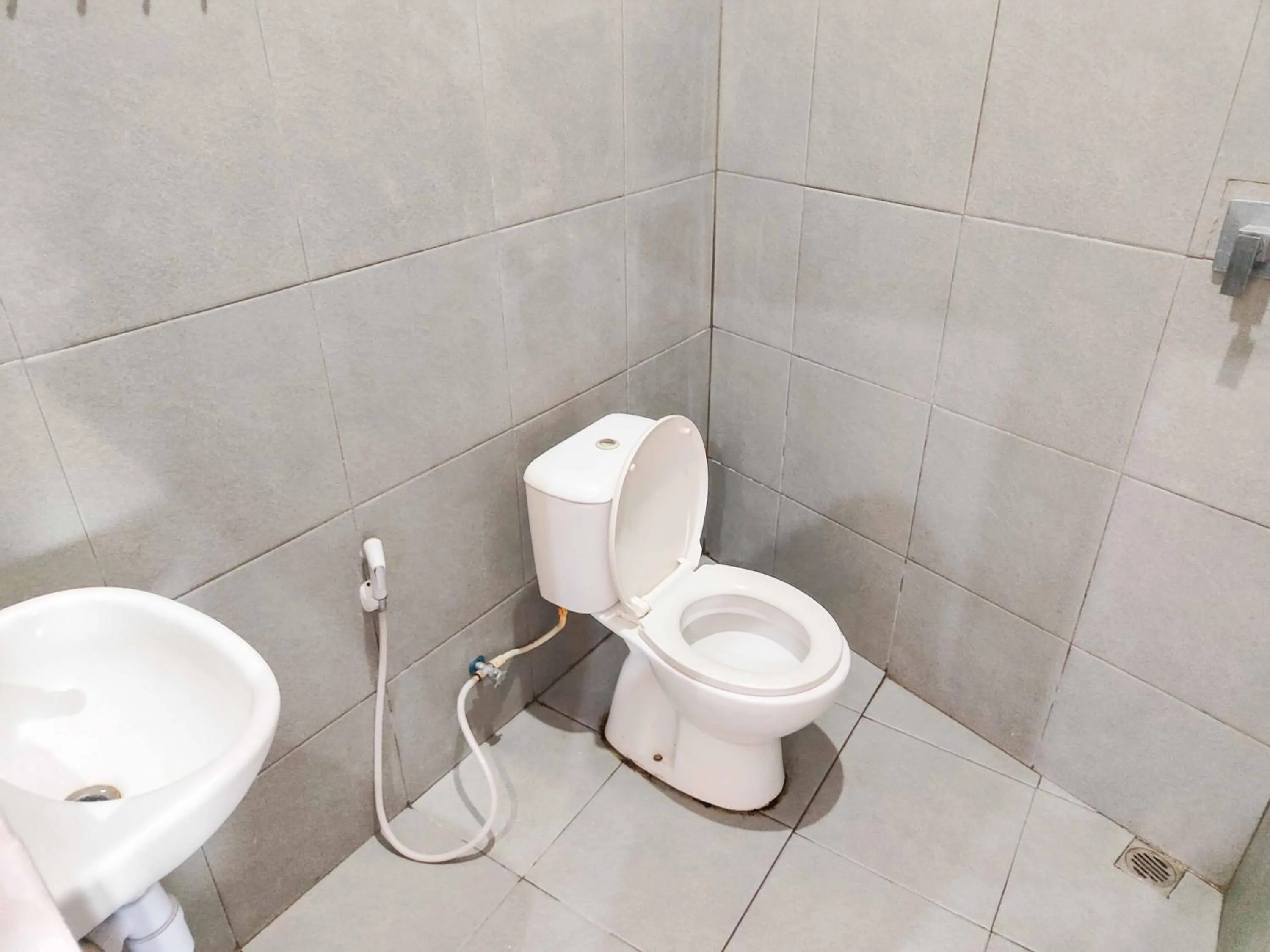 Bathroom in RedDoorz near Prambanan Temple