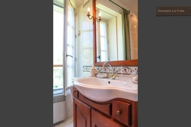 Bathroom in Logis La Folie