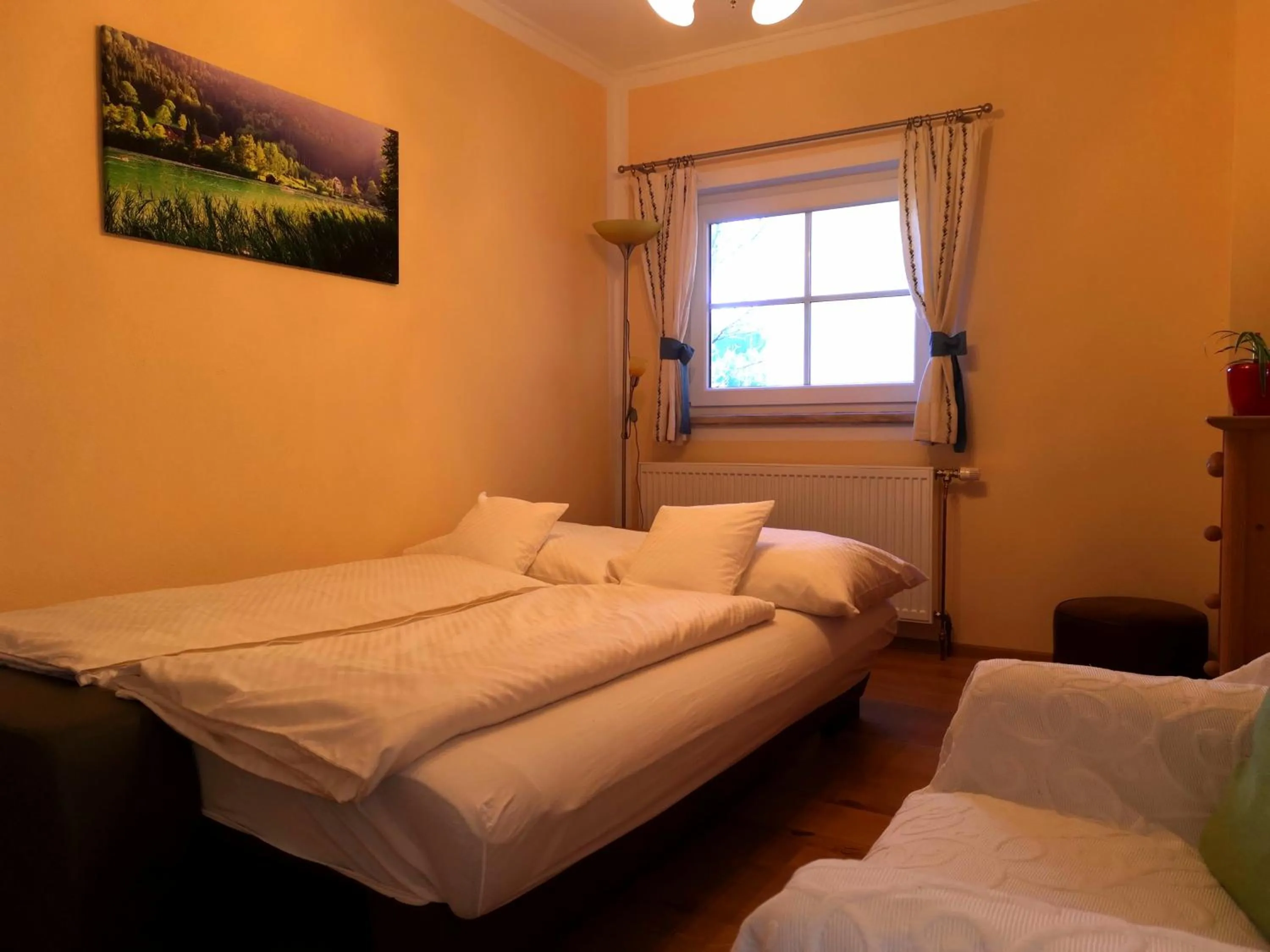 Living room, Bed in Ferienwohnung Schlögelhofer