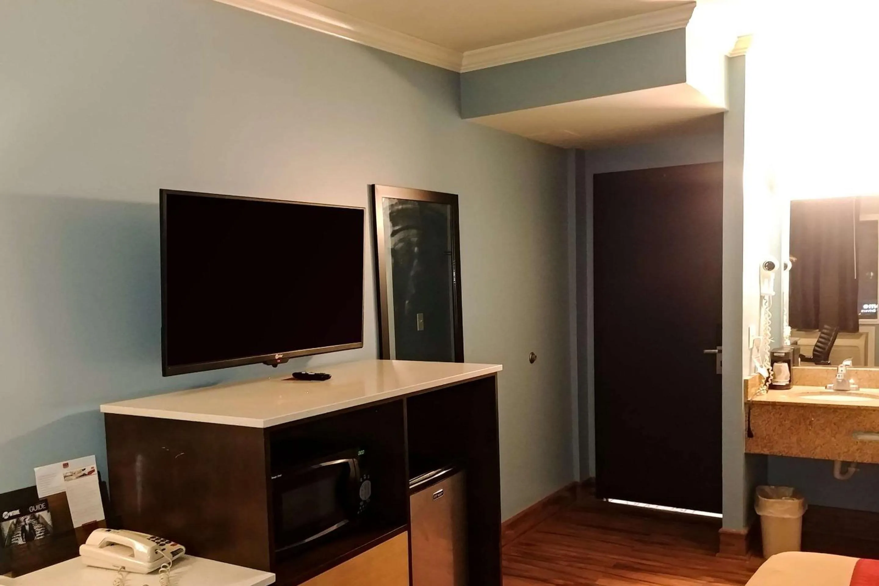 Bedroom in Econo Lodge Milldale - Southington